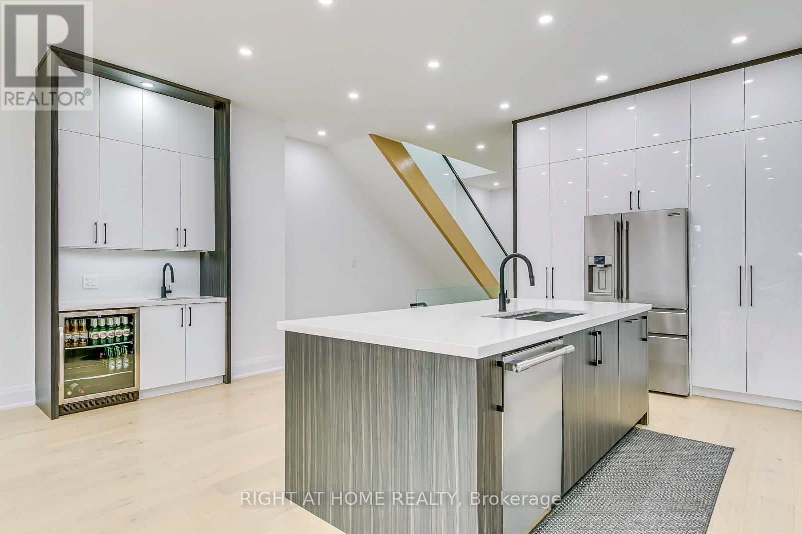 5 Enfield Avenue, Toronto (alderwood), Ontario