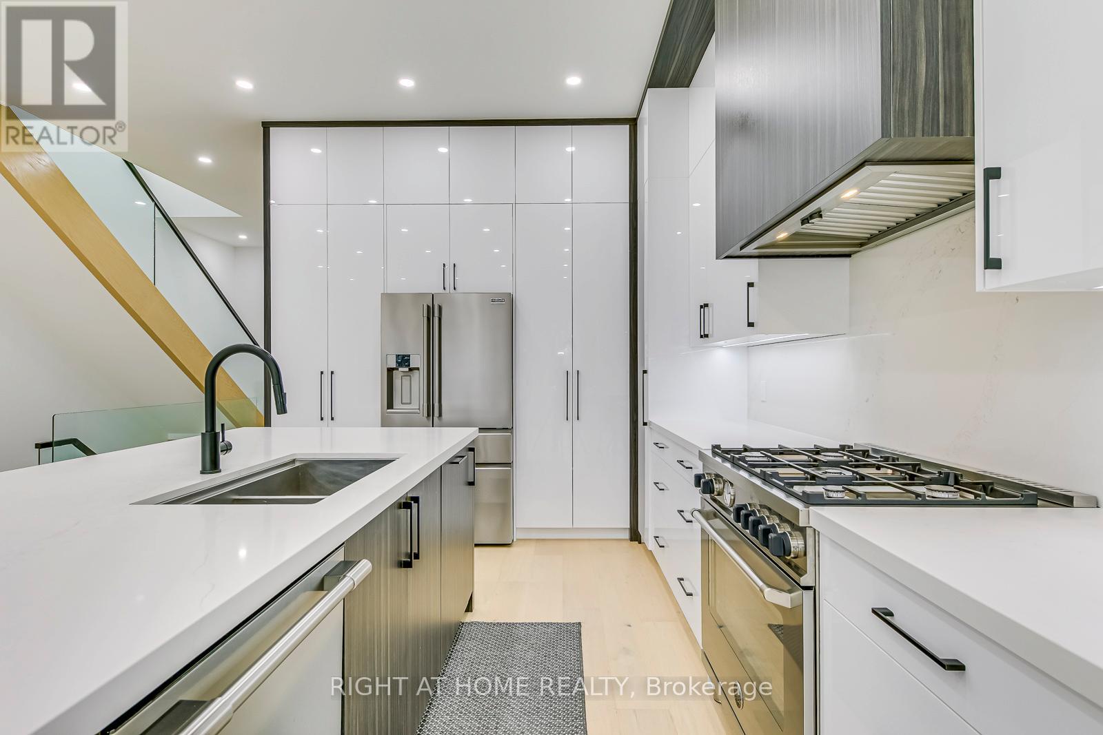5 Enfield Avenue, Toronto (alderwood), Ontario