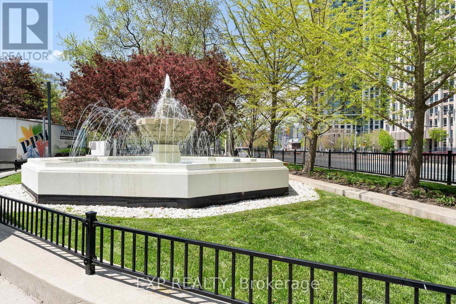 301 - 637 Lake Shore Boulevard W, Toronto (niagara), Ontario