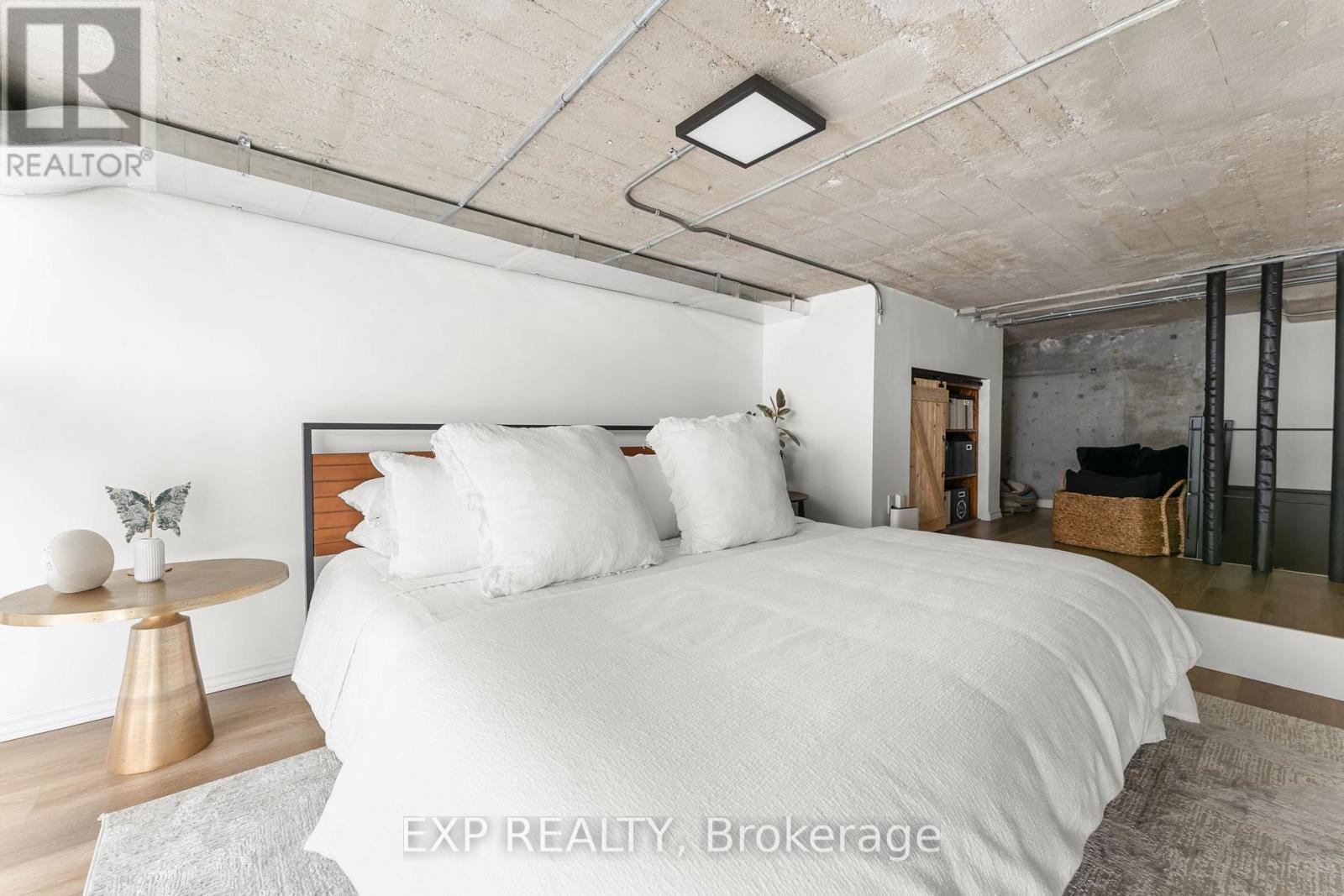 301 - 637 Lake Shore Boulevard W, Toronto (niagara), Ontario