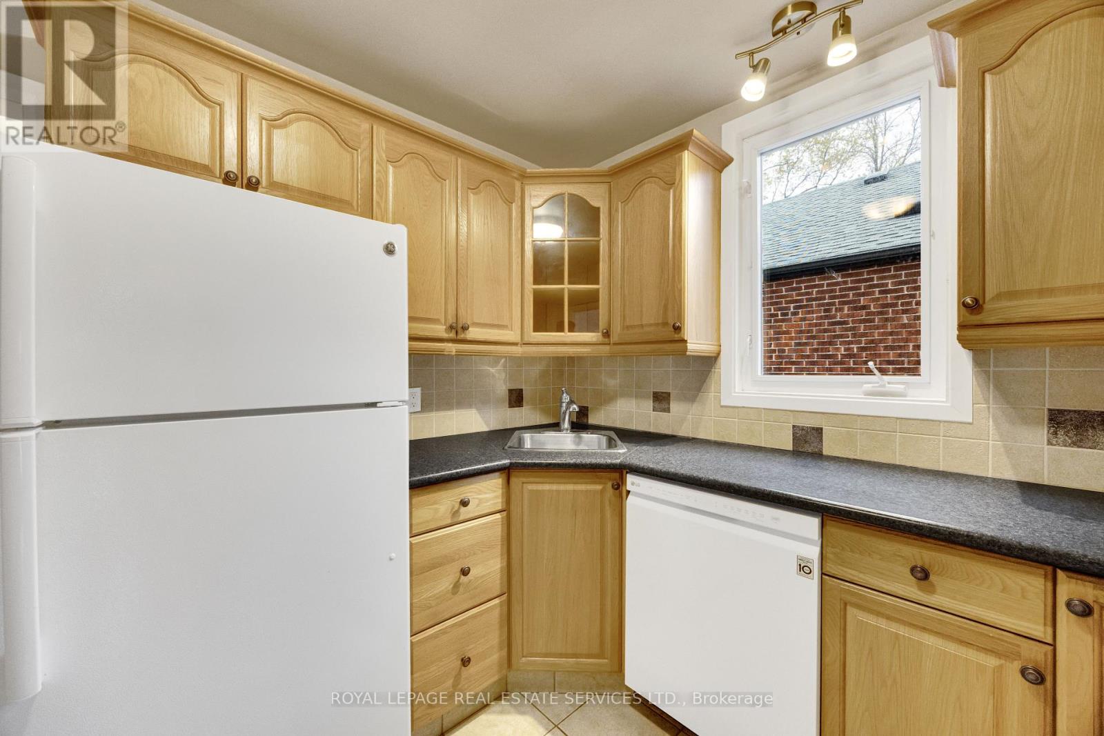 64 Nesbitt Drive, Toronto (leaside), Ontario