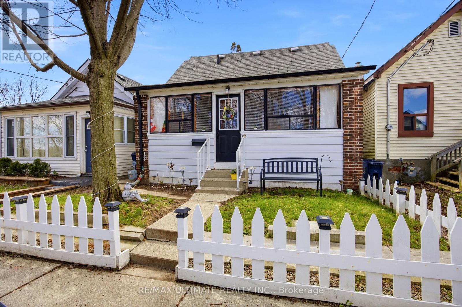 82 Beechwood Avenue, Toronto (rockcliffe-smythe), Ontario