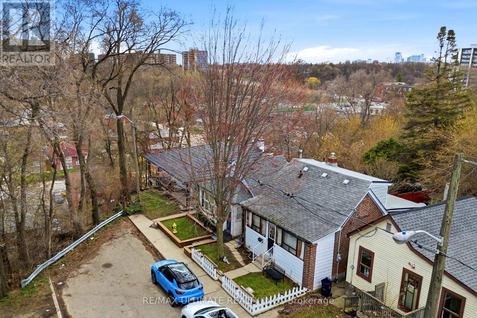 82 Beechwood Avenue, Toronto (rockcliffe-smythe), Ontario