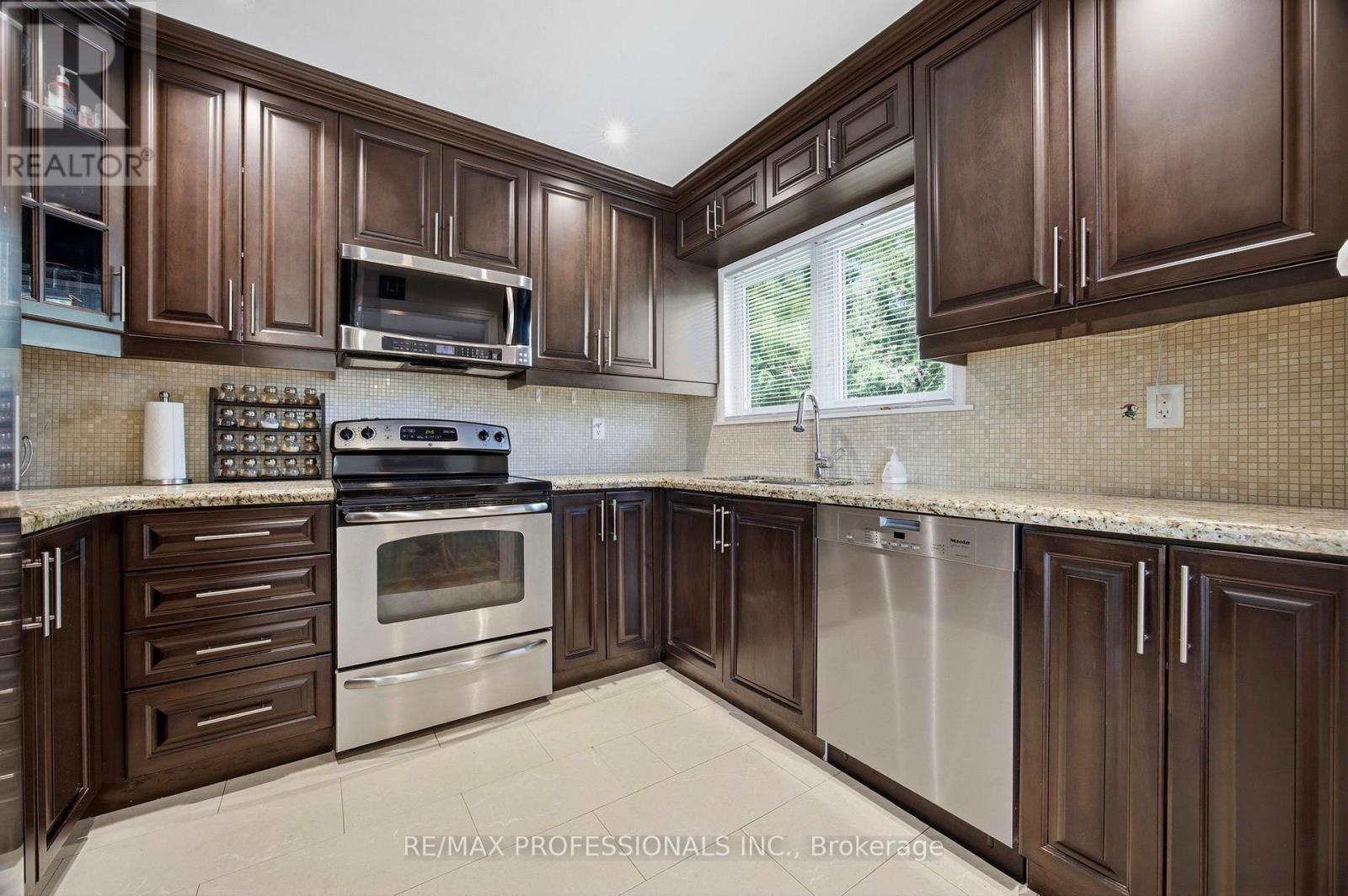 4 Beaverbrook Avenue, Toronto (princess-rosethorn), Ontario