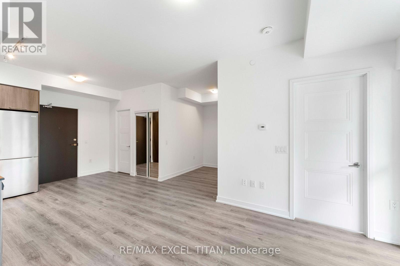 205 - 25 Neighbourhood Lane, Toronto (stonegate-queensway), Ontario