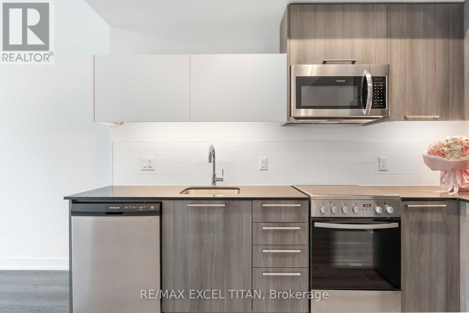 205 - 25 Neighbourhood Lane, Toronto (stonegate-queensway), Ontario