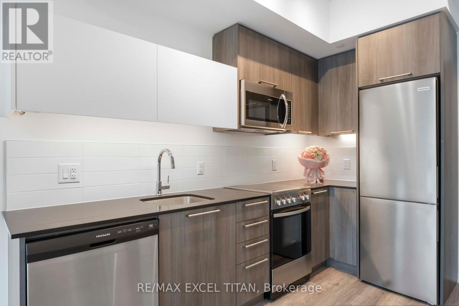 205 - 25 Neighbourhood Lane, Toronto (stonegate-queensway), Ontario