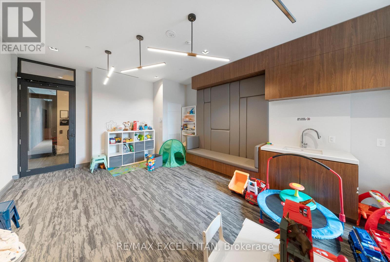 205 - 25 Neighbourhood Lane, Toronto (stonegate-queensway), Ontario