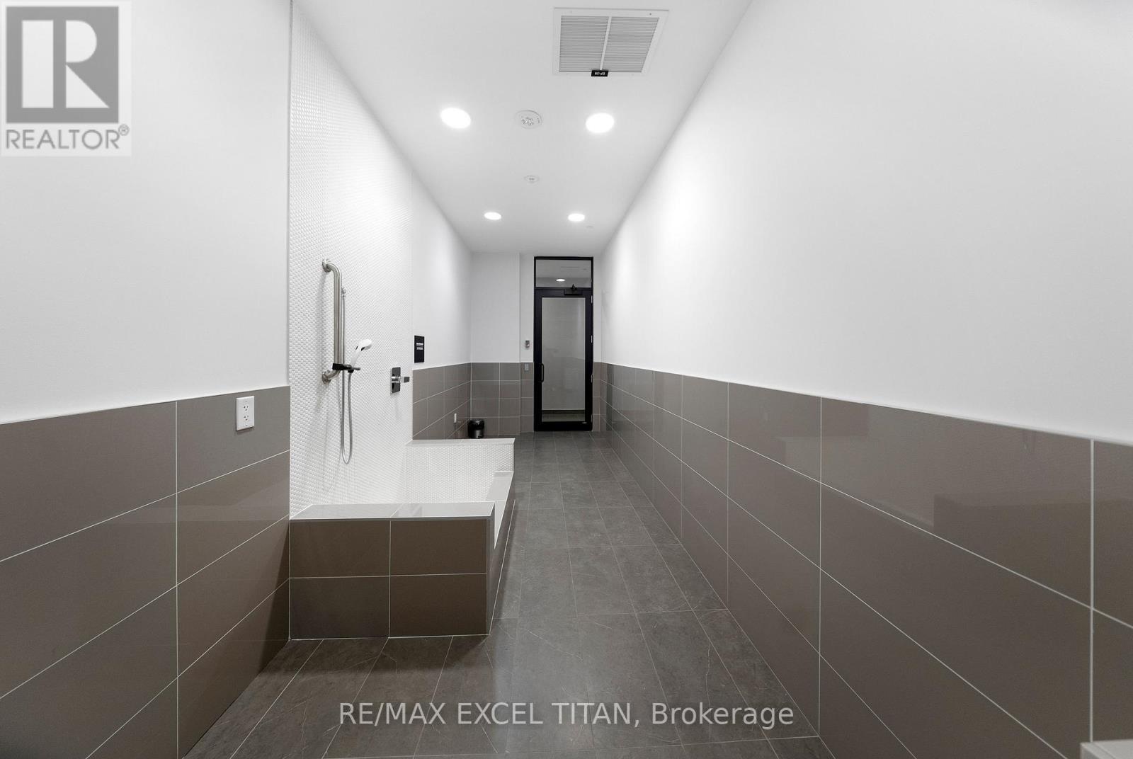 205 - 25 Neighbourhood Lane, Toronto (stonegate-queensway), Ontario