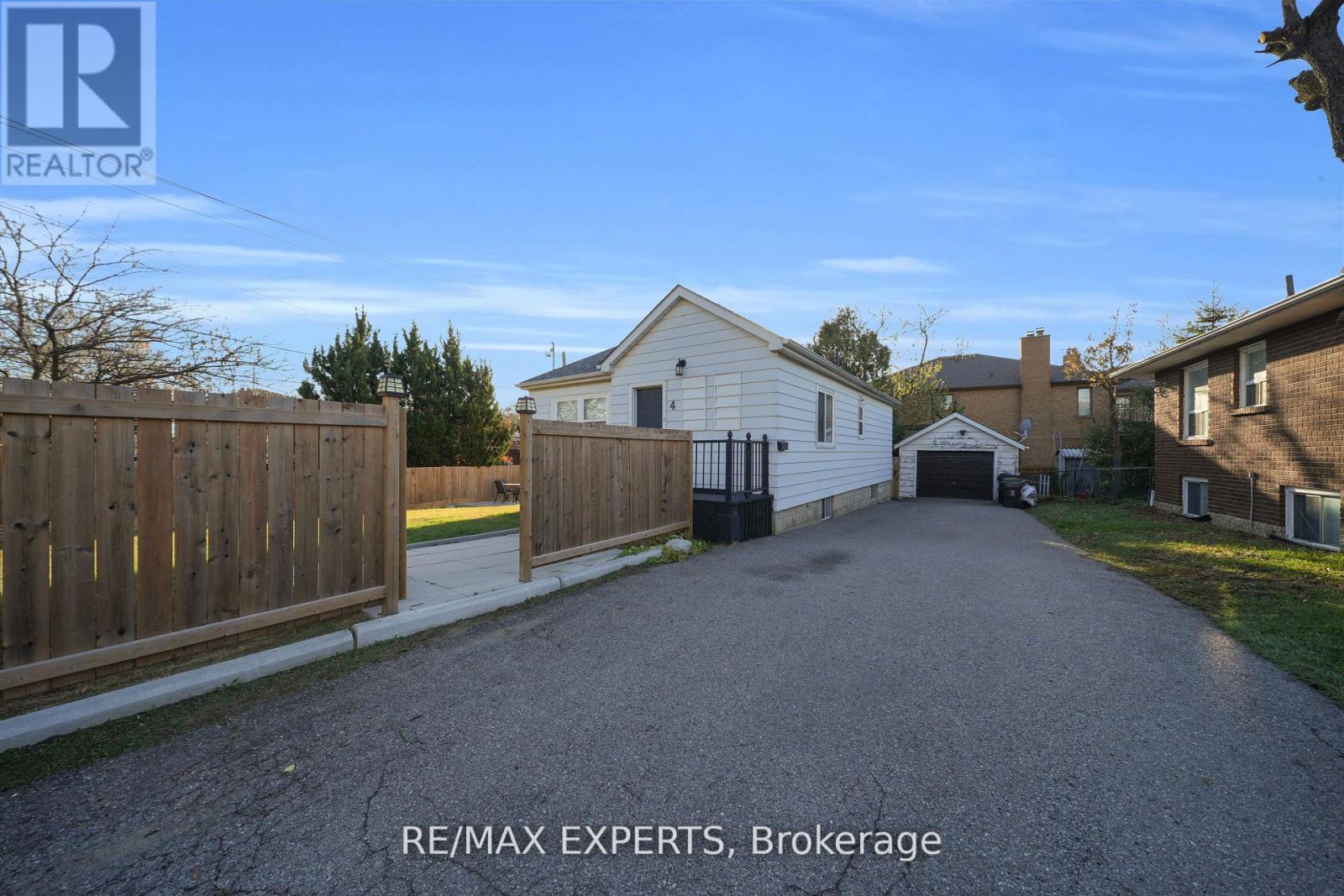 4 Larchmere Avenue, Toronto (humber Summit), Ontario