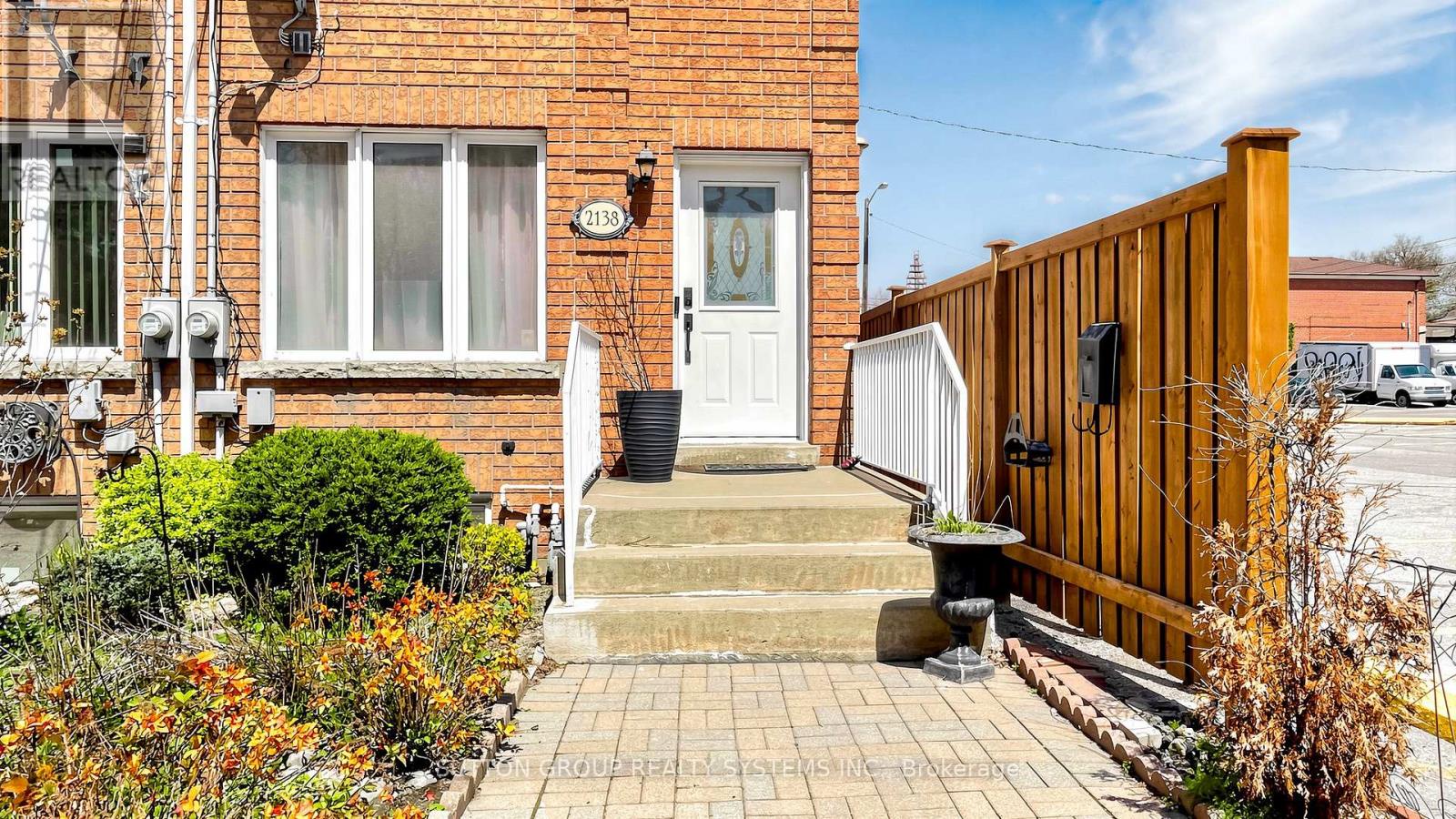 2138 Eglinton Avenue W, Toronto (briar Hill-belgravia), Ontario