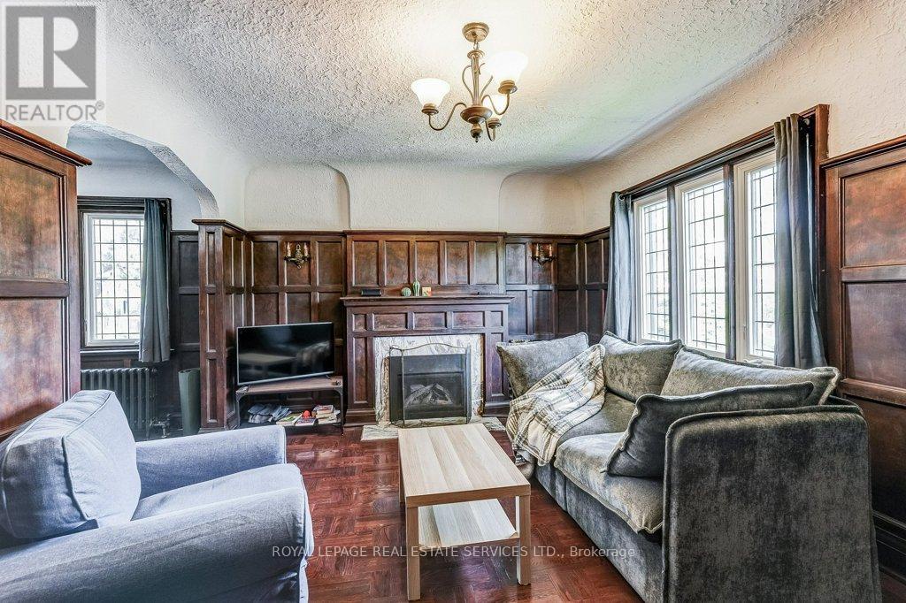 2 Larkin Avenue, Toronto (high Park-swansea), Ontario