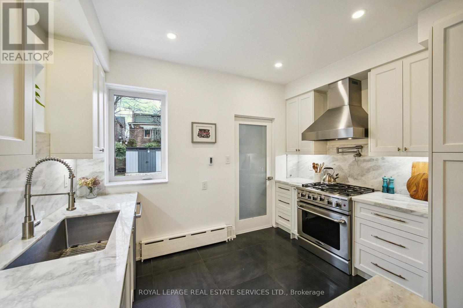 29 Parkside Drive, Toronto (high Park-swansea), Ontario