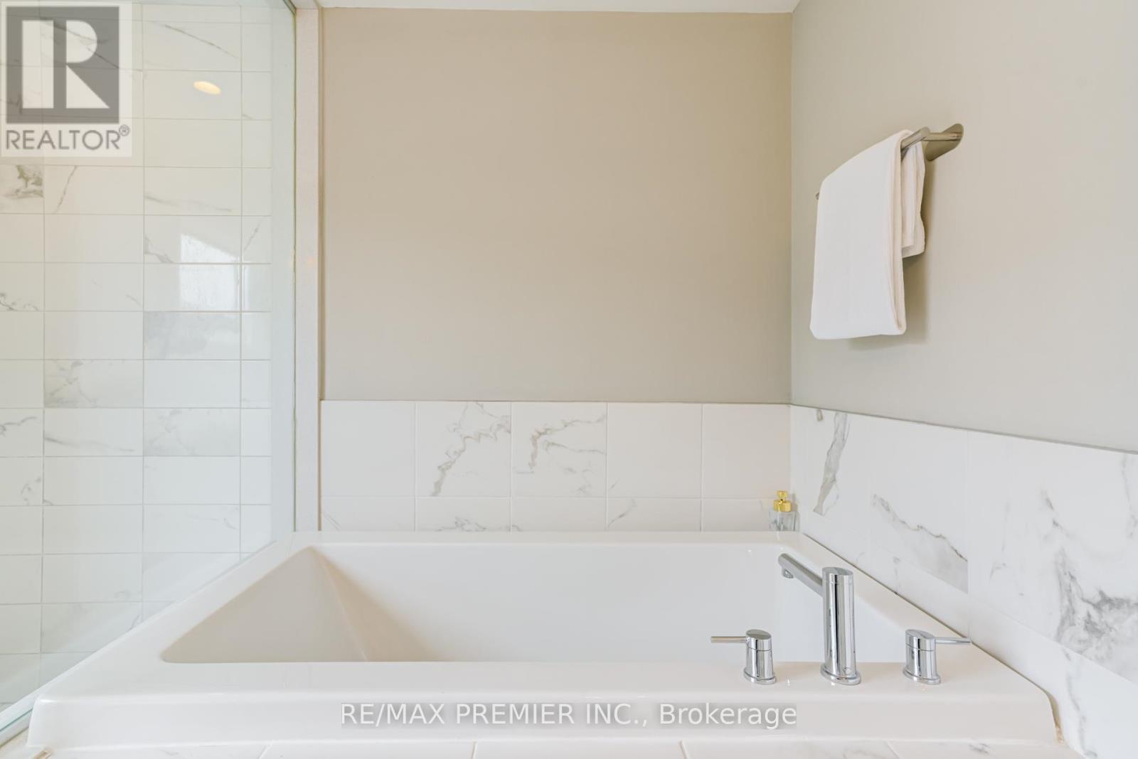 1 - 45 Thomas Mulholland Drive, Toronto (downsview-roding-cfb), Ontario