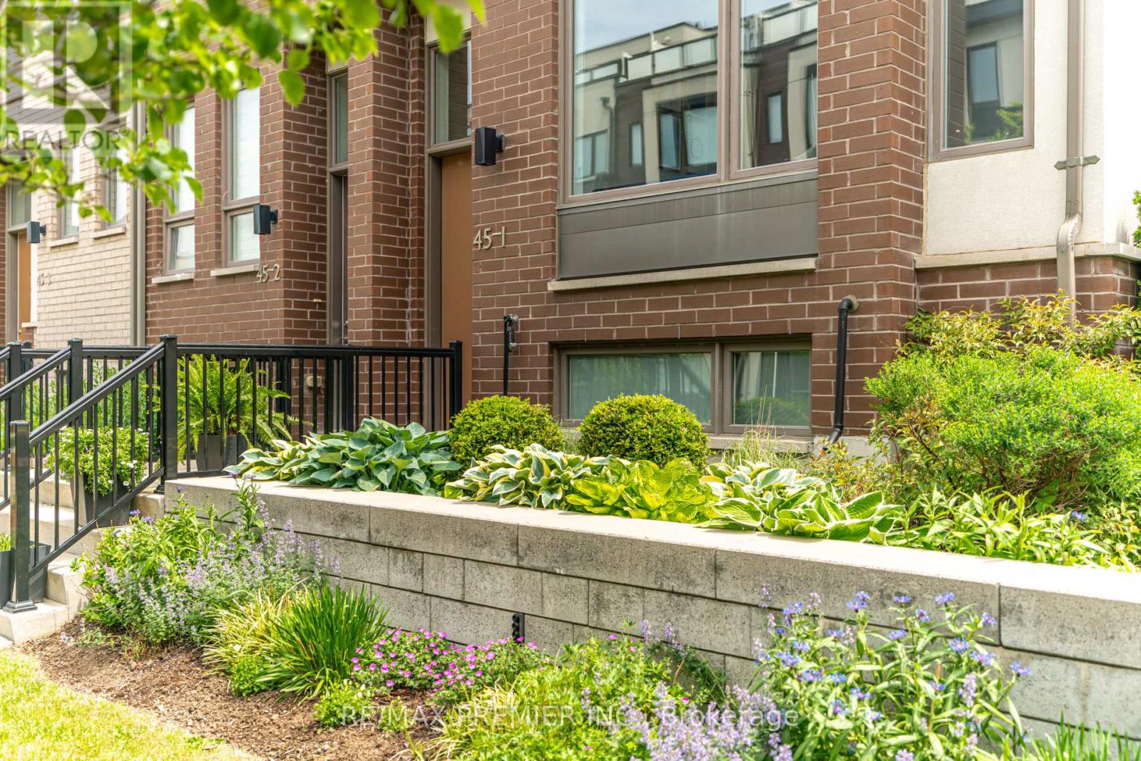 1 - 45 Thomas Mulholland Drive, Toronto (downsview-roding-cfb), Ontario