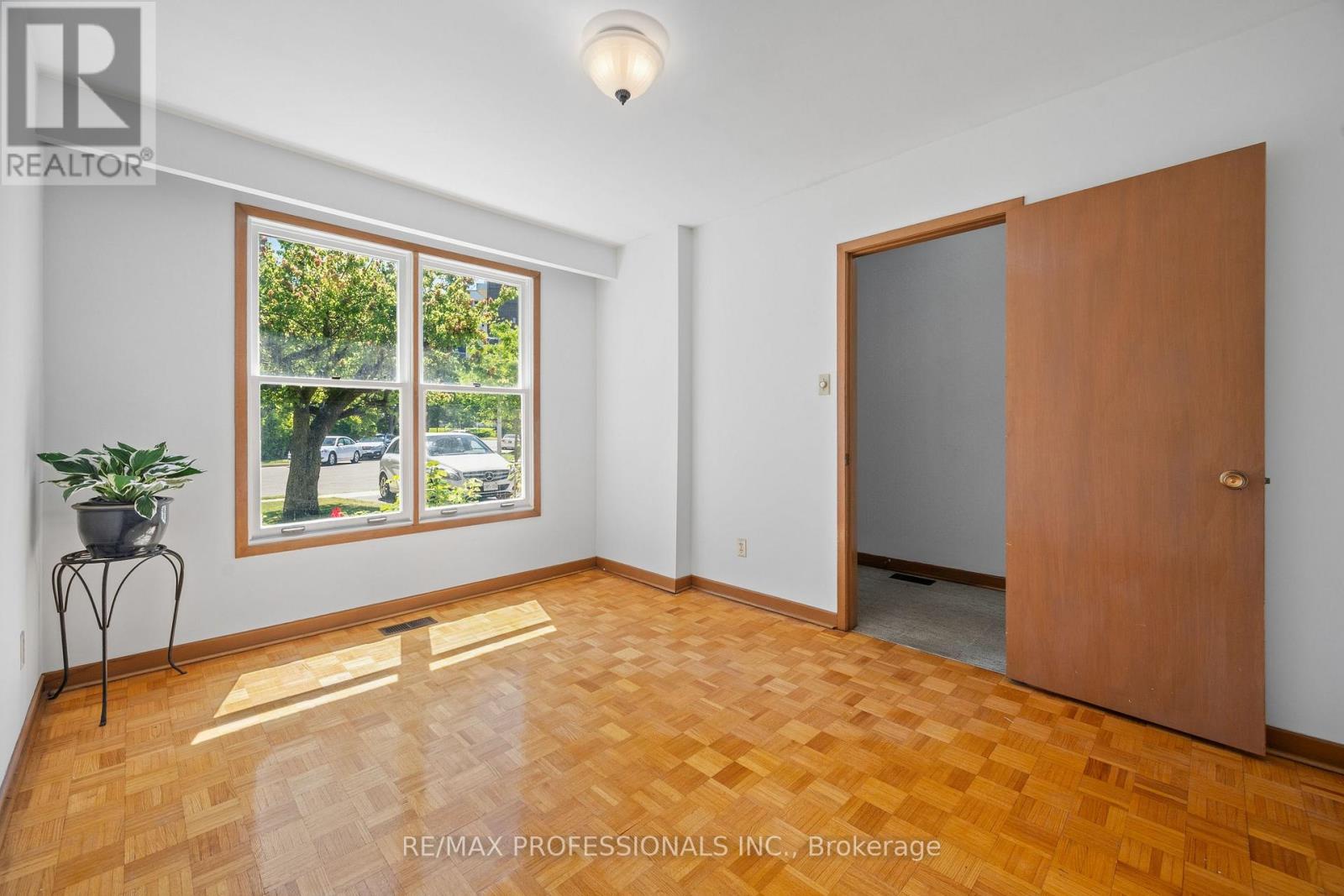 12 Ormskirk Court, Toronto (high Park-swansea), Ontario