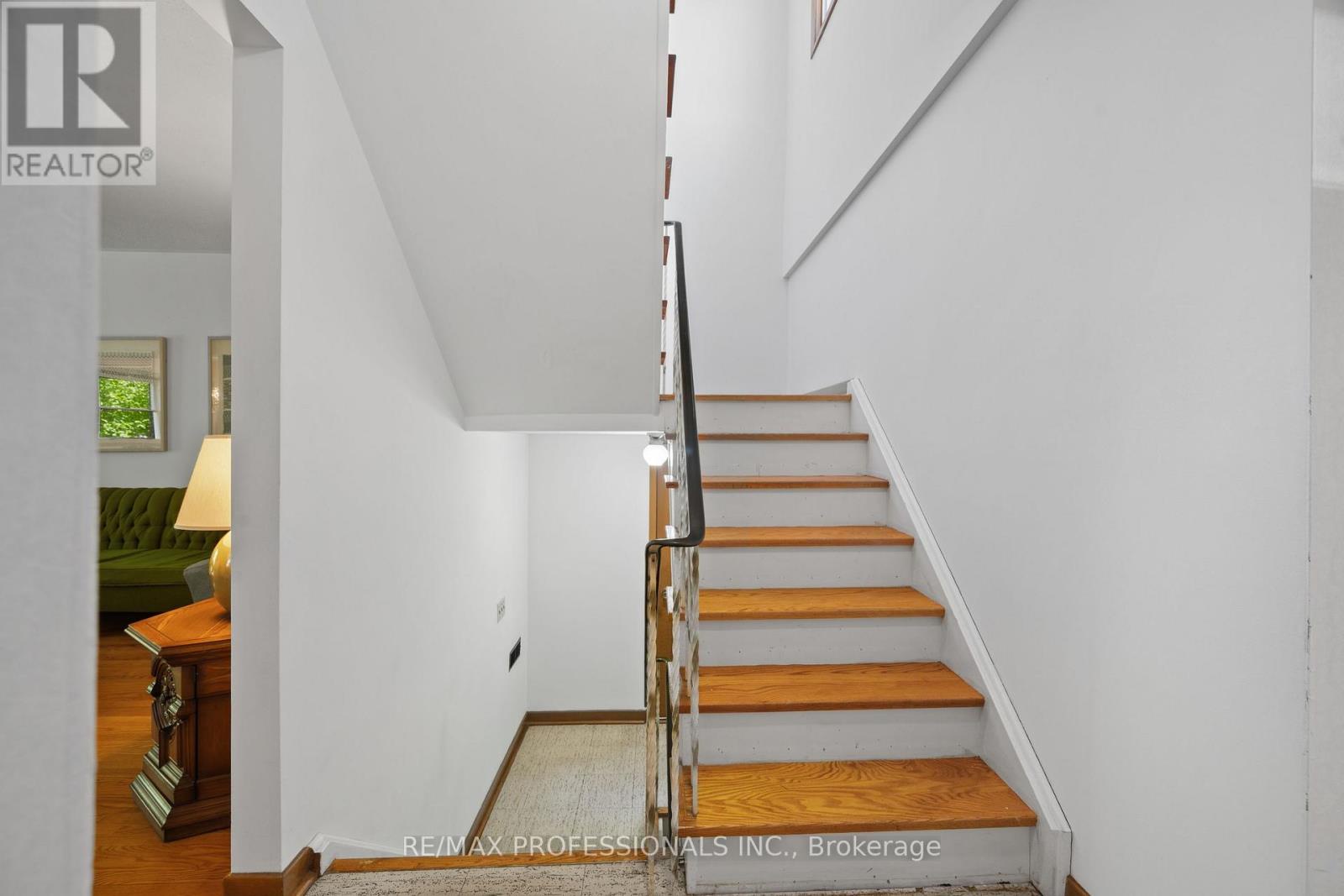 12 Ormskirk Court, Toronto (high Park-swansea), Ontario