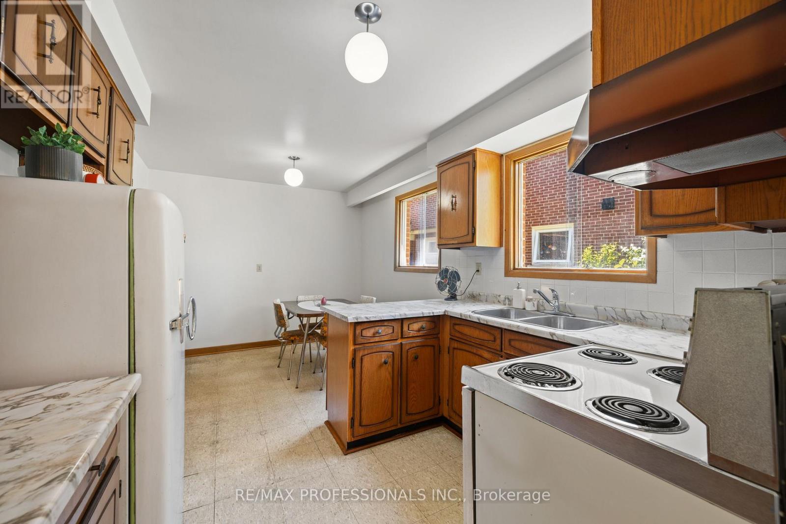 12 Ormskirk Court, Toronto (high Park-swansea), Ontario