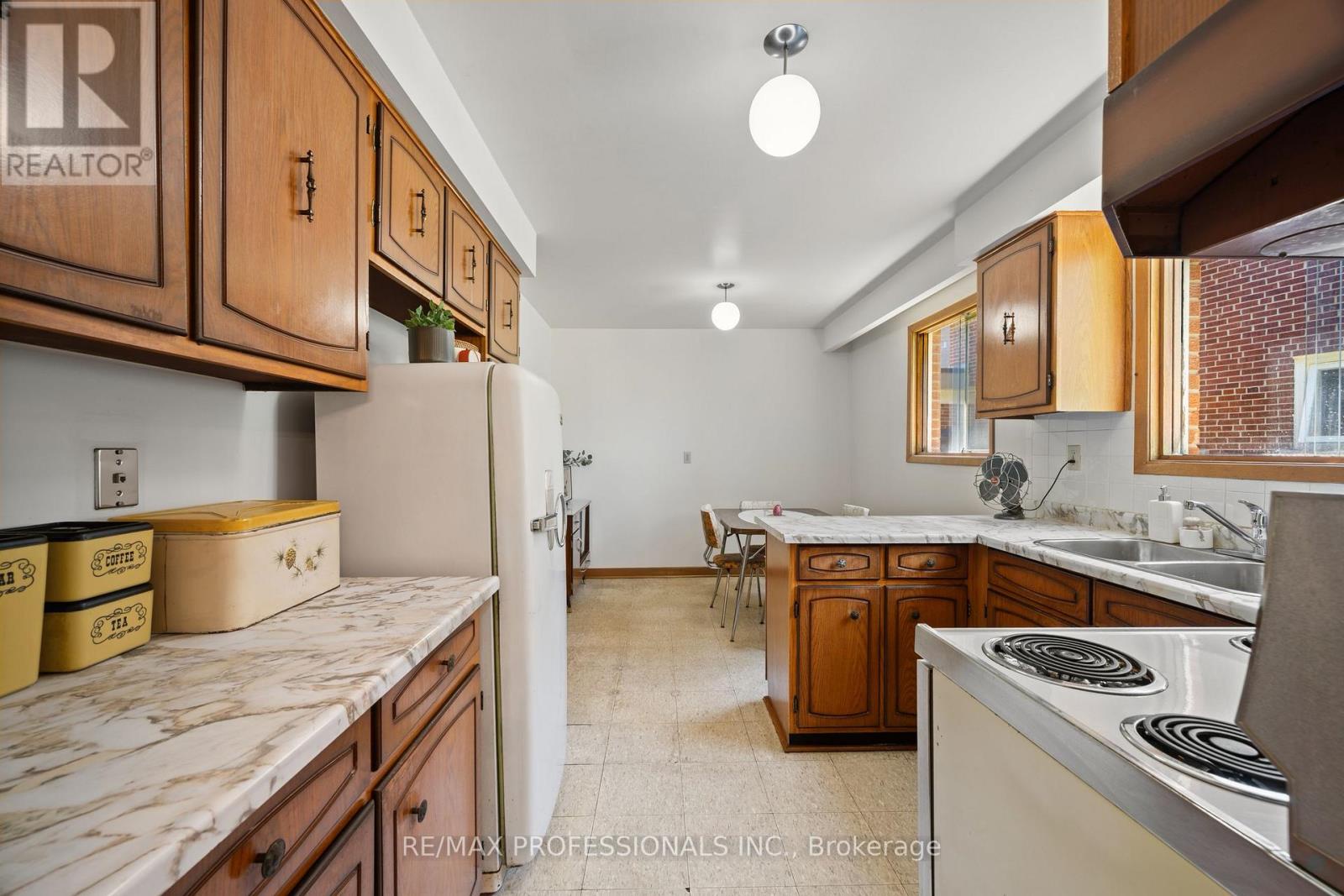 12 Ormskirk Court, Toronto (high Park-swansea), Ontario
