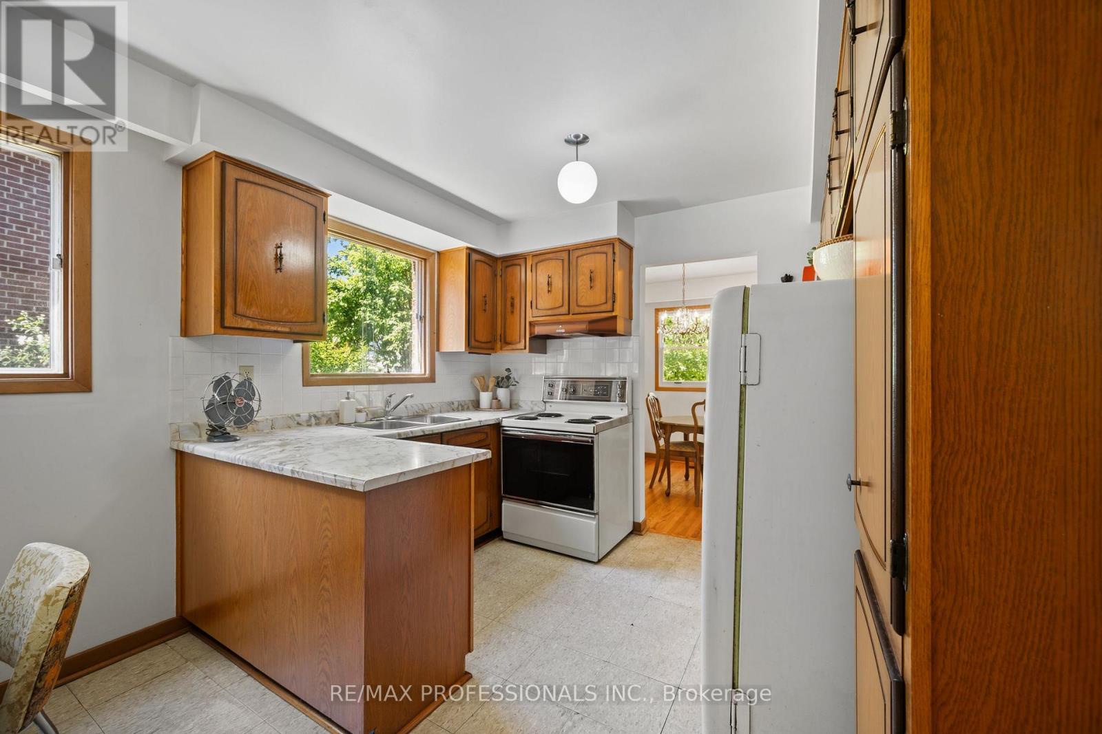 12 Ormskirk Court, Toronto (high Park-swansea), Ontario
