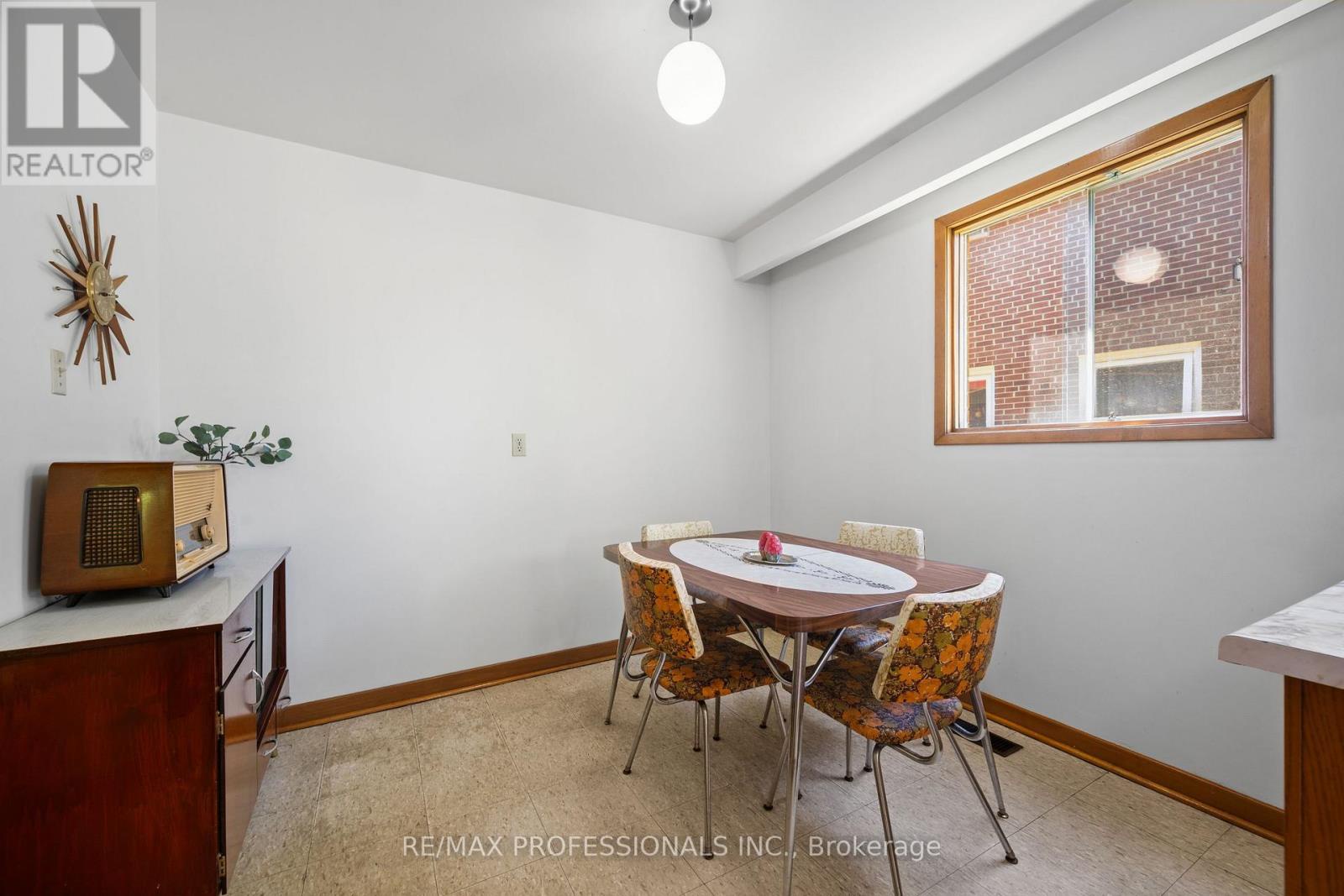 12 Ormskirk Court, Toronto (high Park-swansea), Ontario