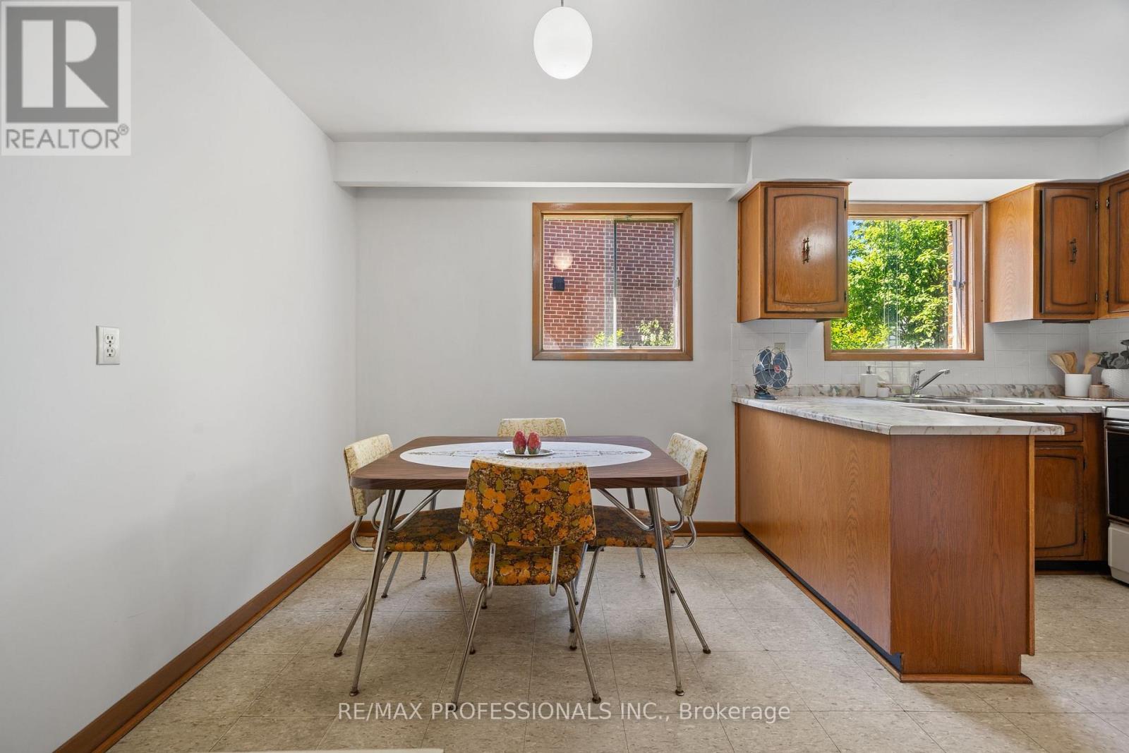 12 Ormskirk Court, Toronto (high Park-swansea), Ontario