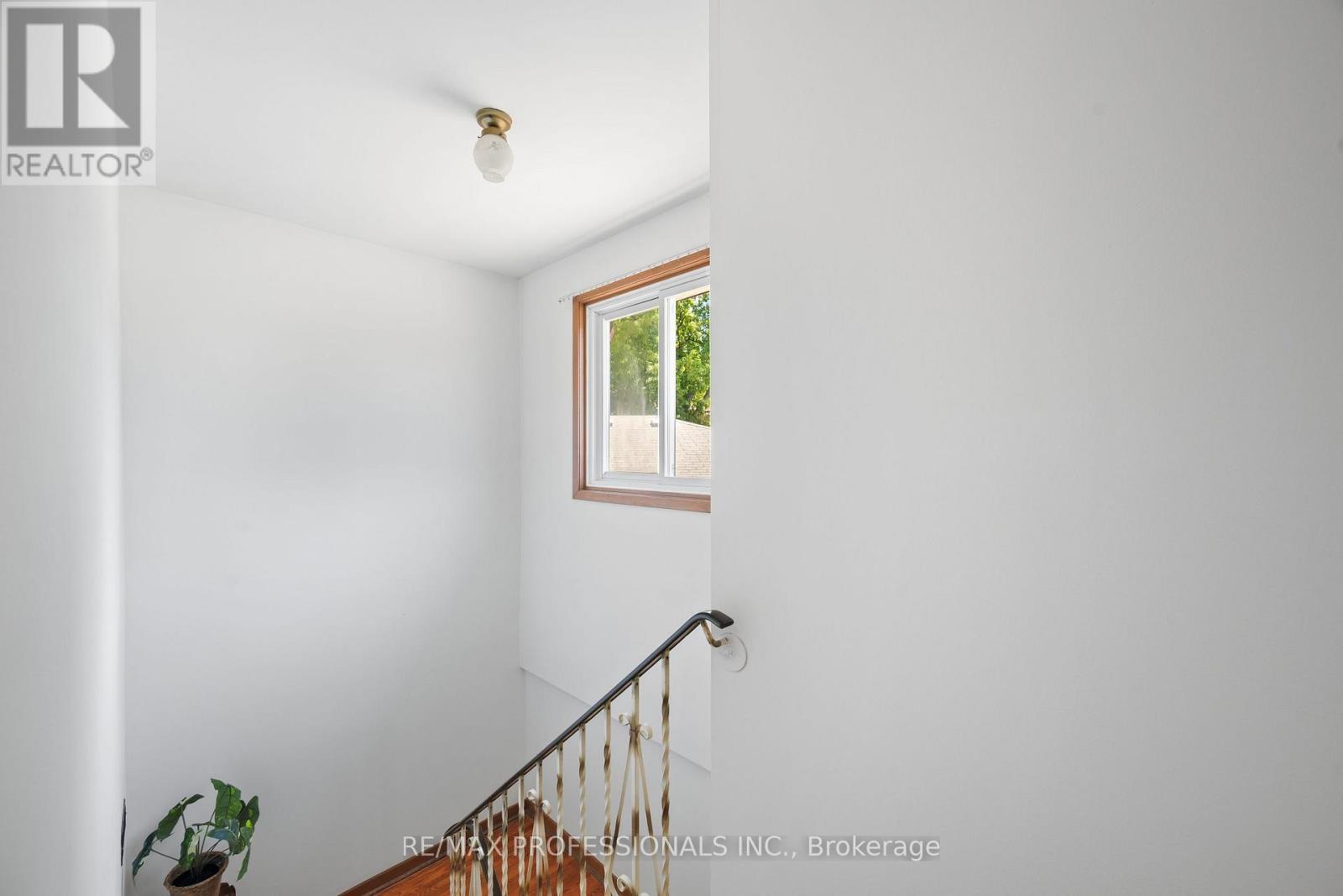 12 Ormskirk Court, Toronto (high Park-swansea), Ontario