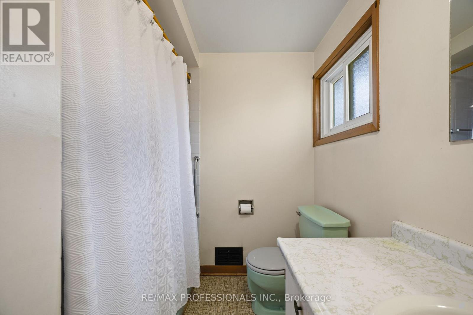 12 Ormskirk Court, Toronto (high Park-swansea), Ontario