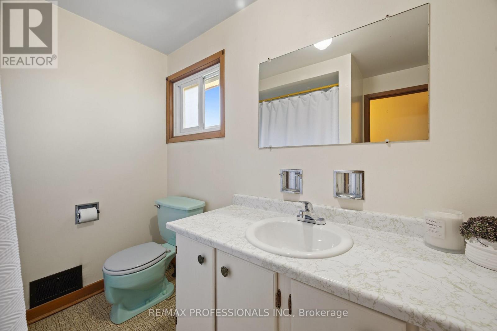 12 Ormskirk Court, Toronto (high Park-swansea), Ontario