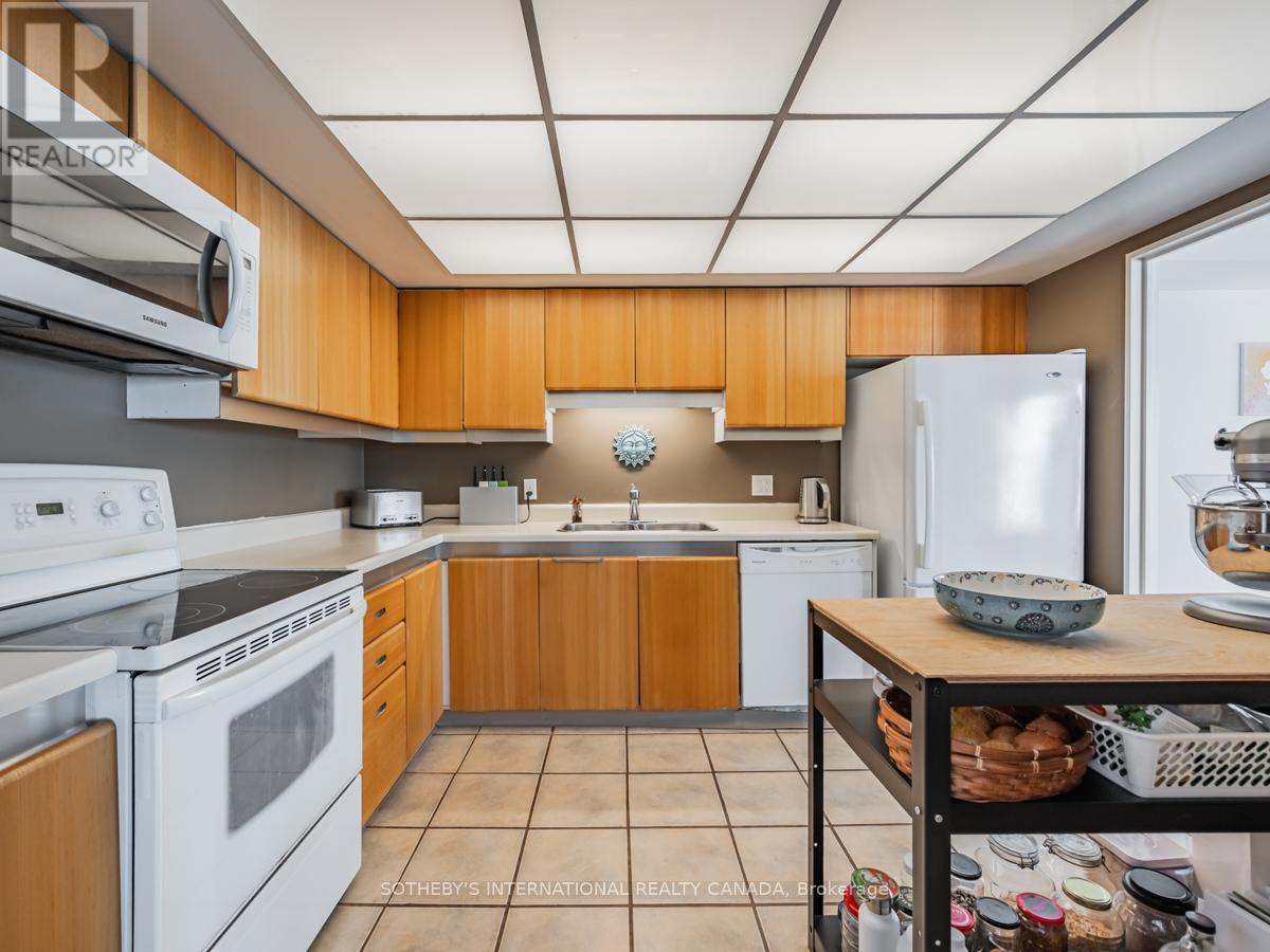 2204 - 65 Harbour Square, Toronto (waterfront Communities), Ontario