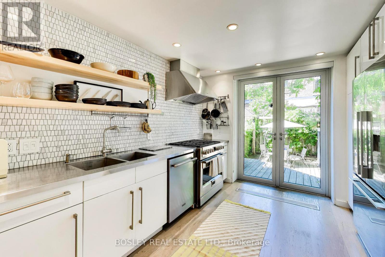 16 St Clarens Avenue, Toronto (little Portugal), Ontario