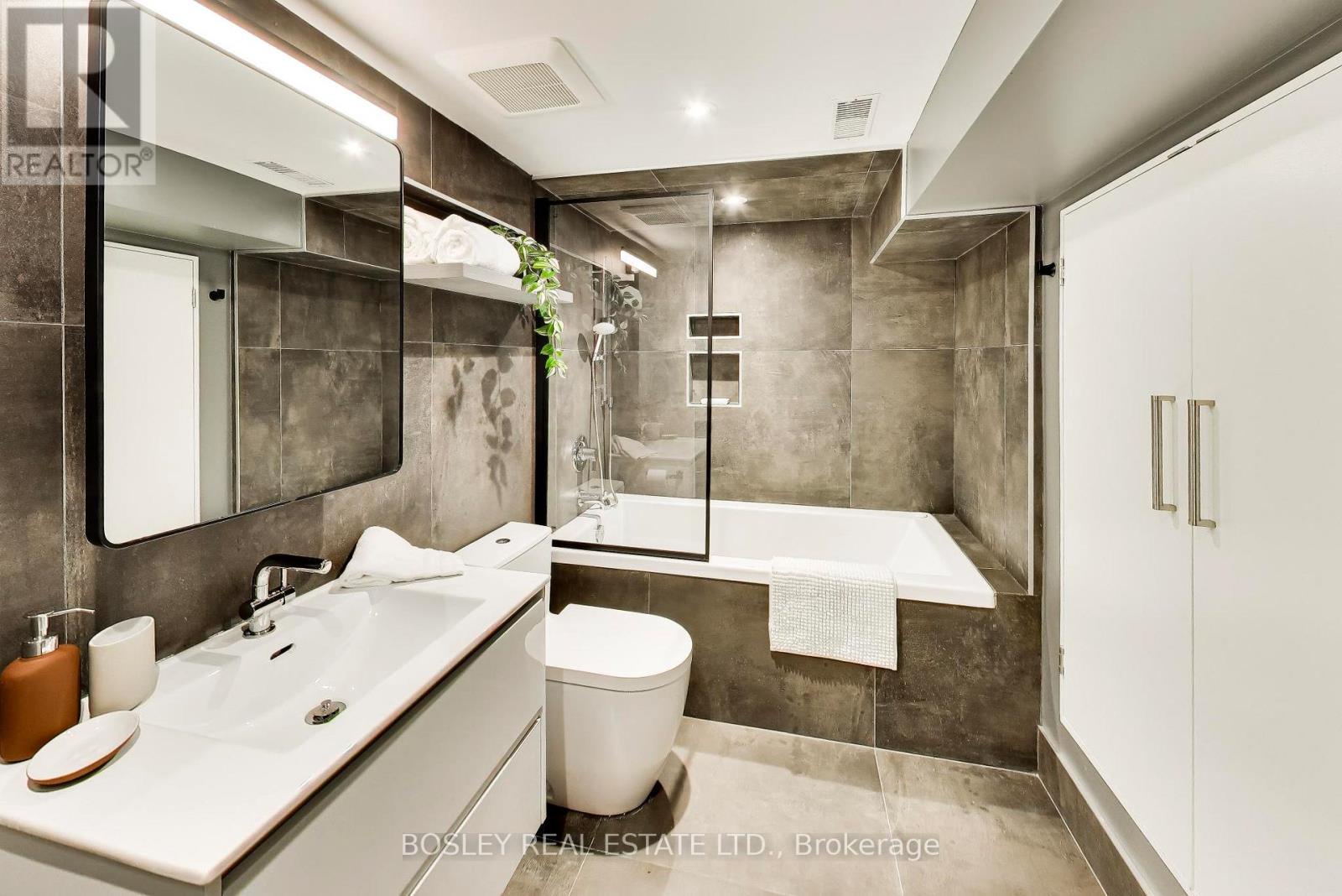 16 St Clarens Avenue, Toronto (little Portugal), Ontario