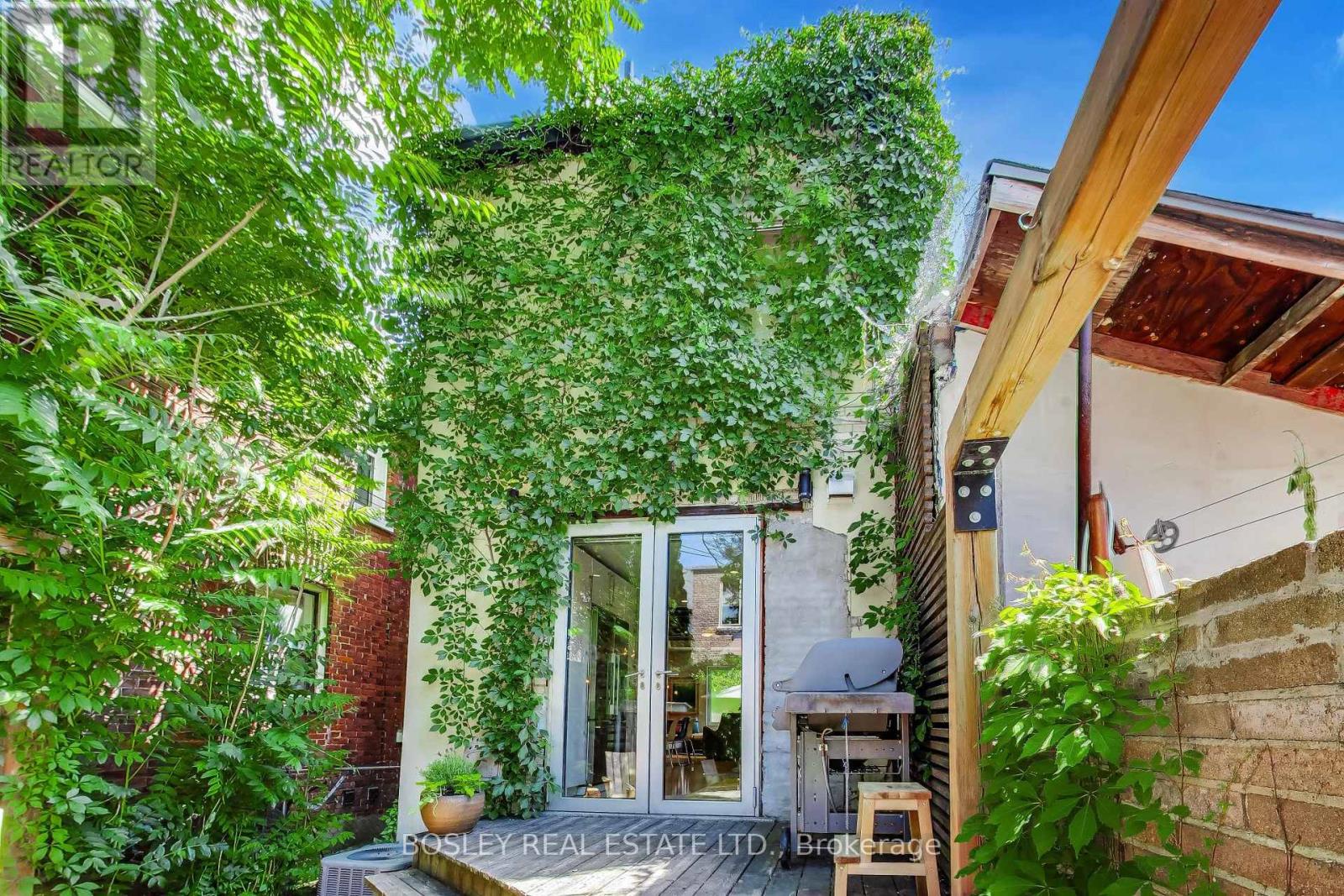 16 St Clarens Avenue, Toronto (little Portugal), Ontario