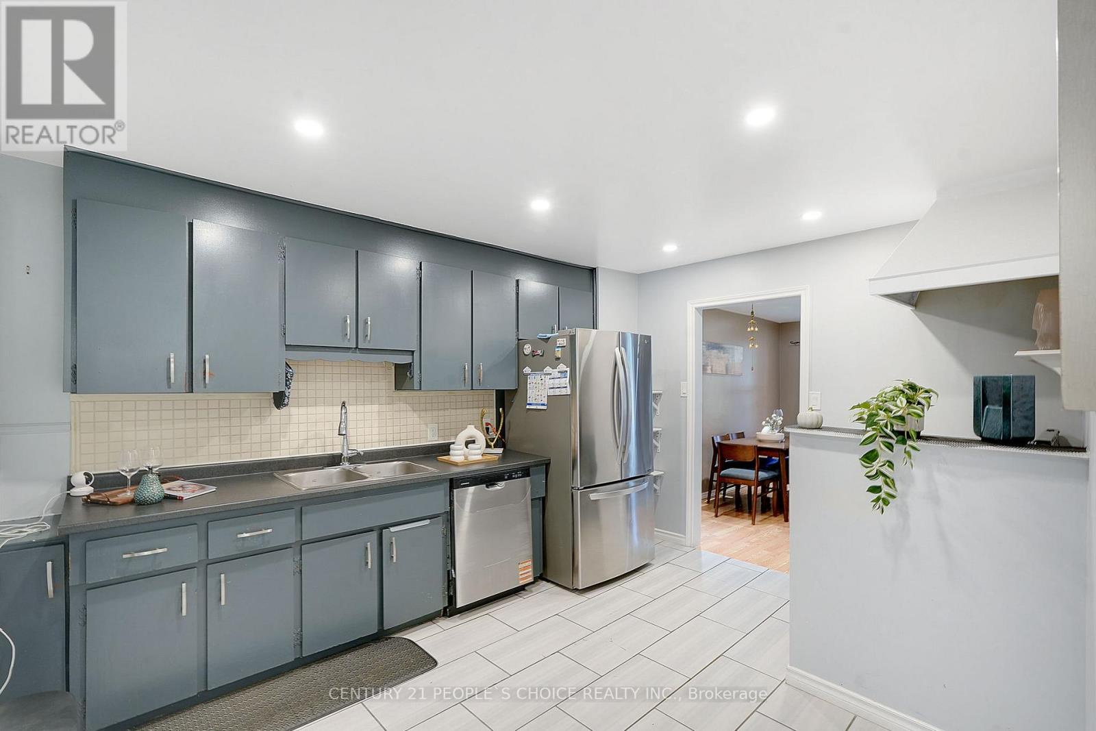 150 Spears Street, Toronto (rockcliffe-smythe), Ontario