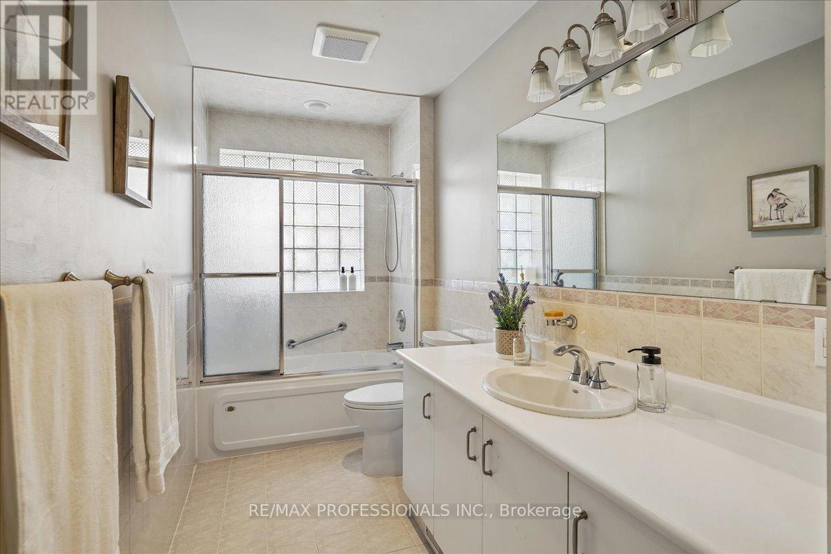 28 Spring Garden Road, Toronto (stonegate-queensway), Ontario
