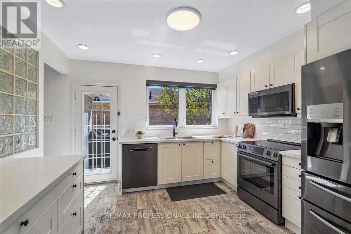 28 Spring Garden Road, Toronto (stonegate-queensway), Ontario