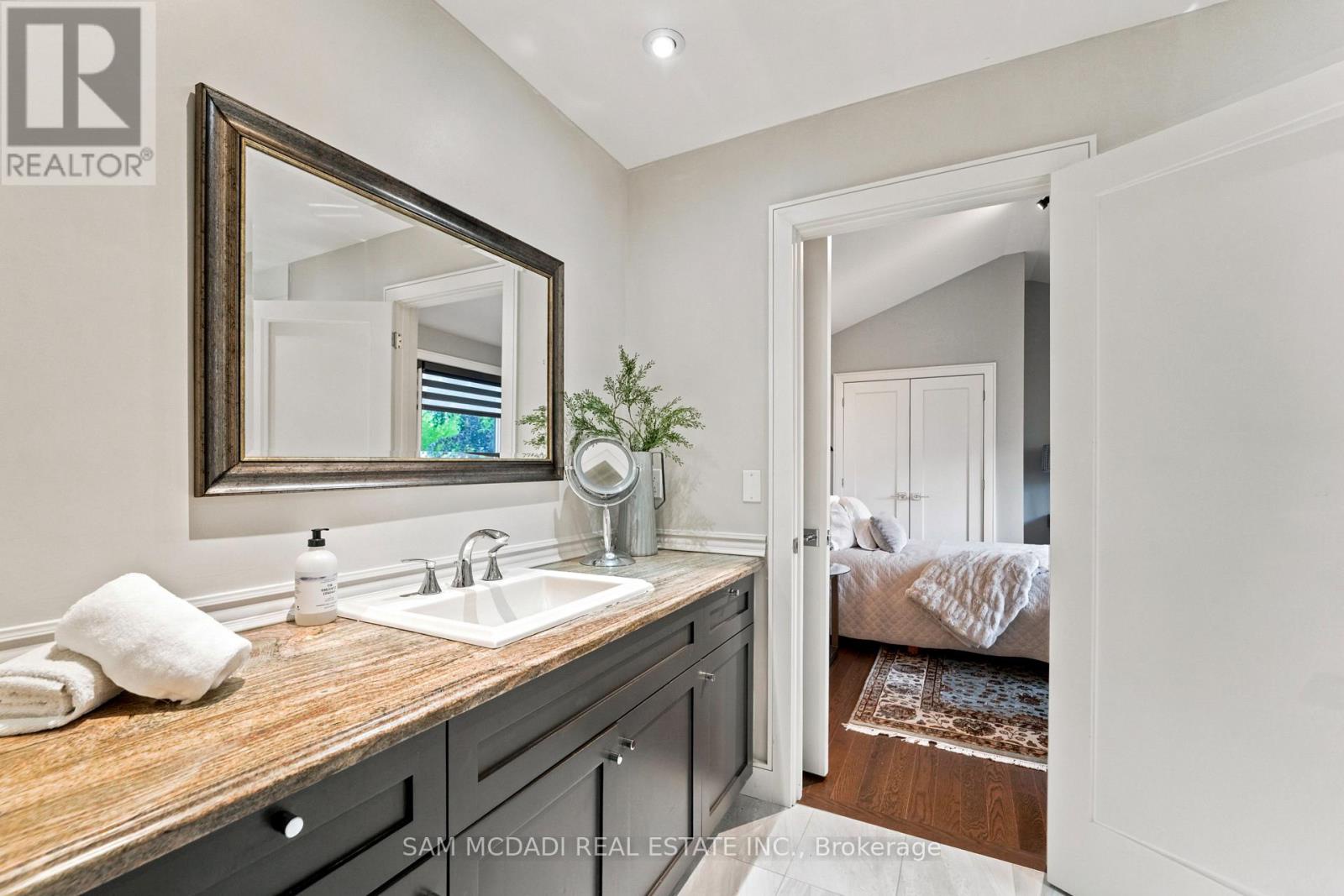 102 Cumberland Drive, Mississauga (port Credit), Ontario
