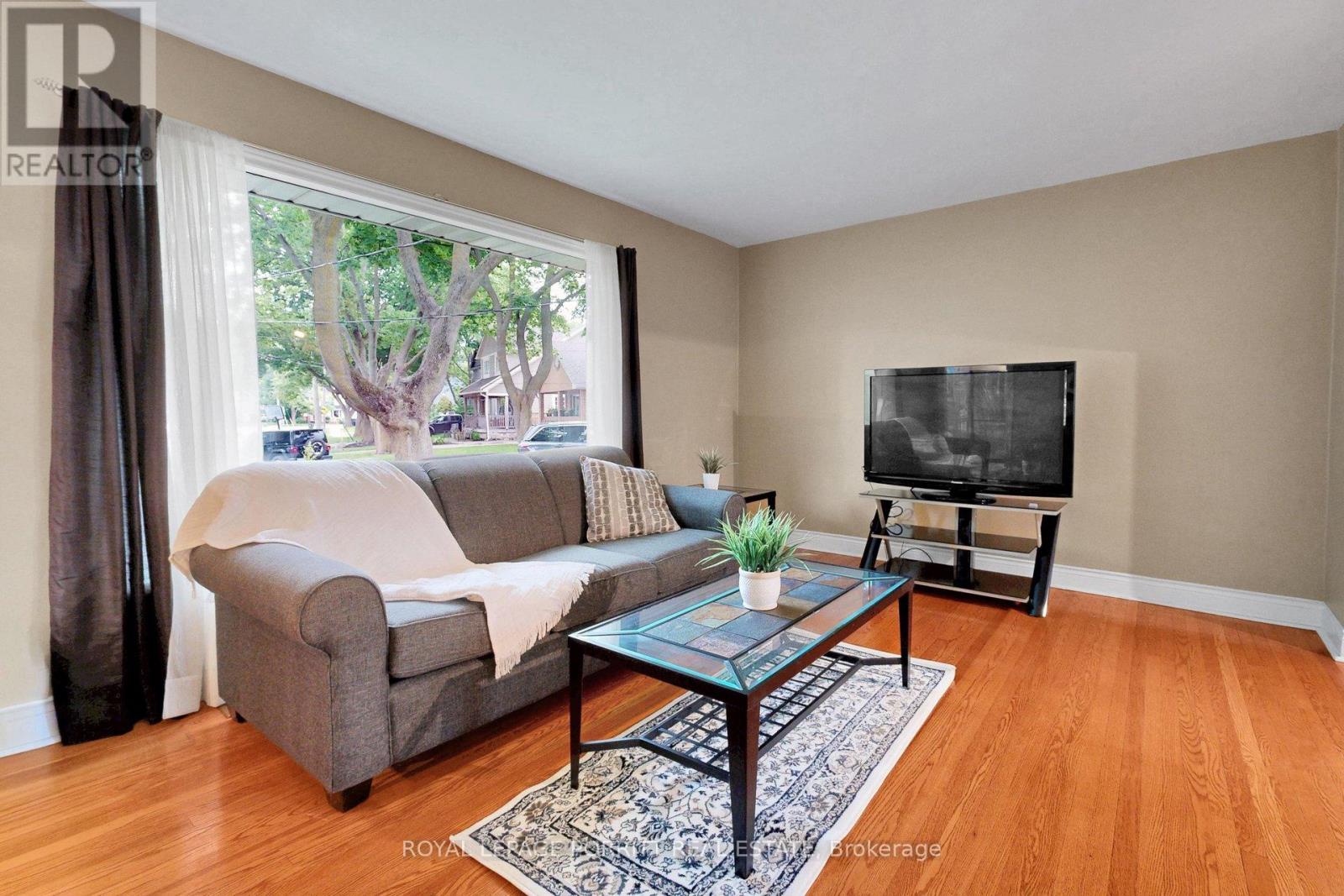 14 Heslop Drive, Toronto (alderwood), Ontario