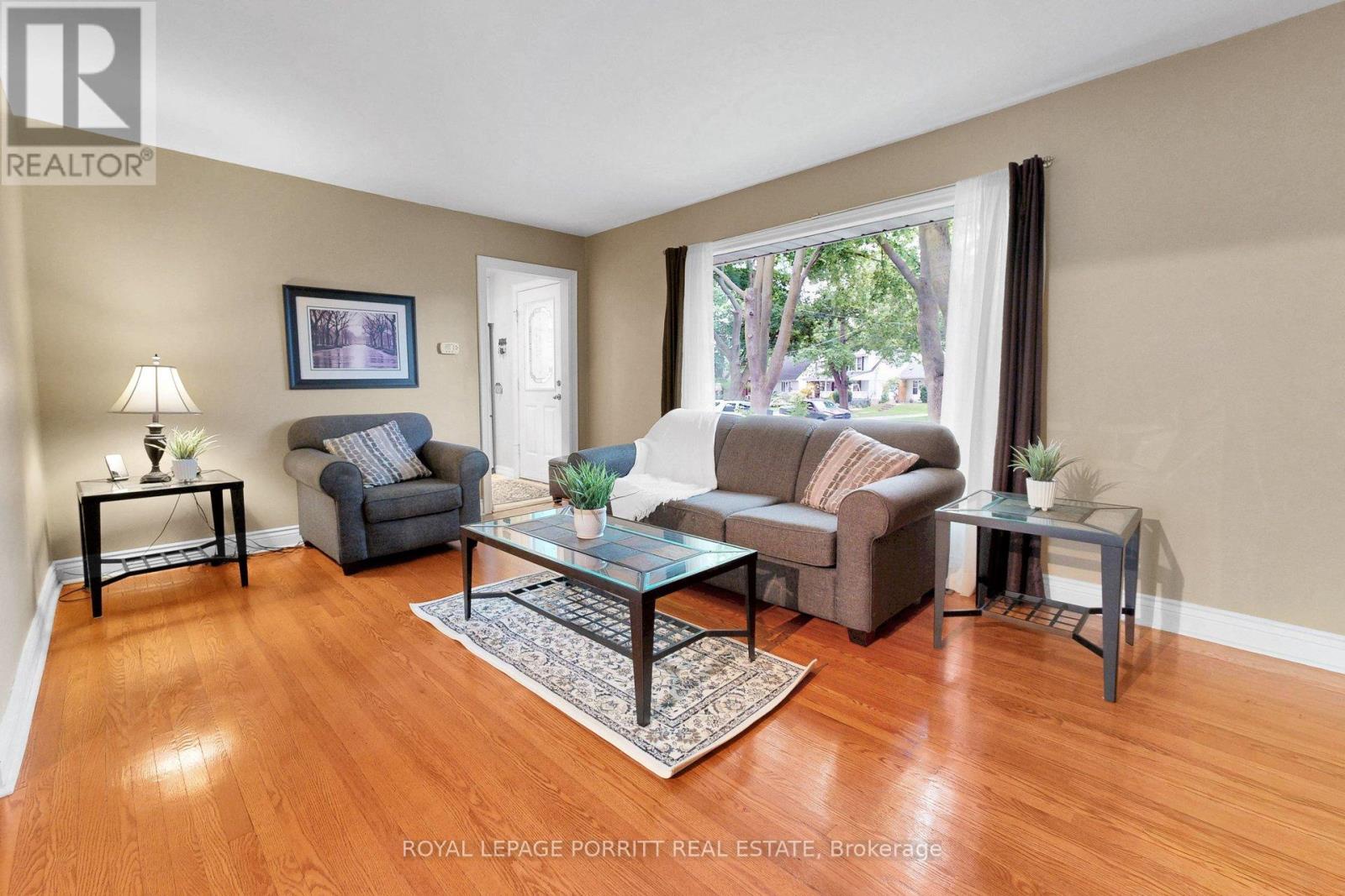 14 Heslop Drive, Toronto (alderwood), Ontario