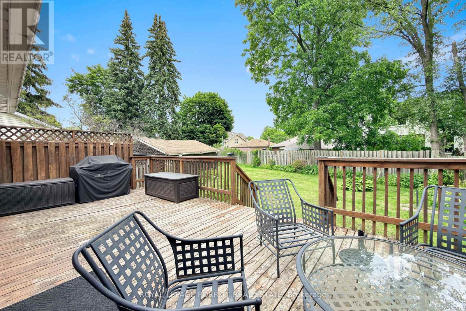 14 Heslop Drive, Toronto (alderwood), Ontario