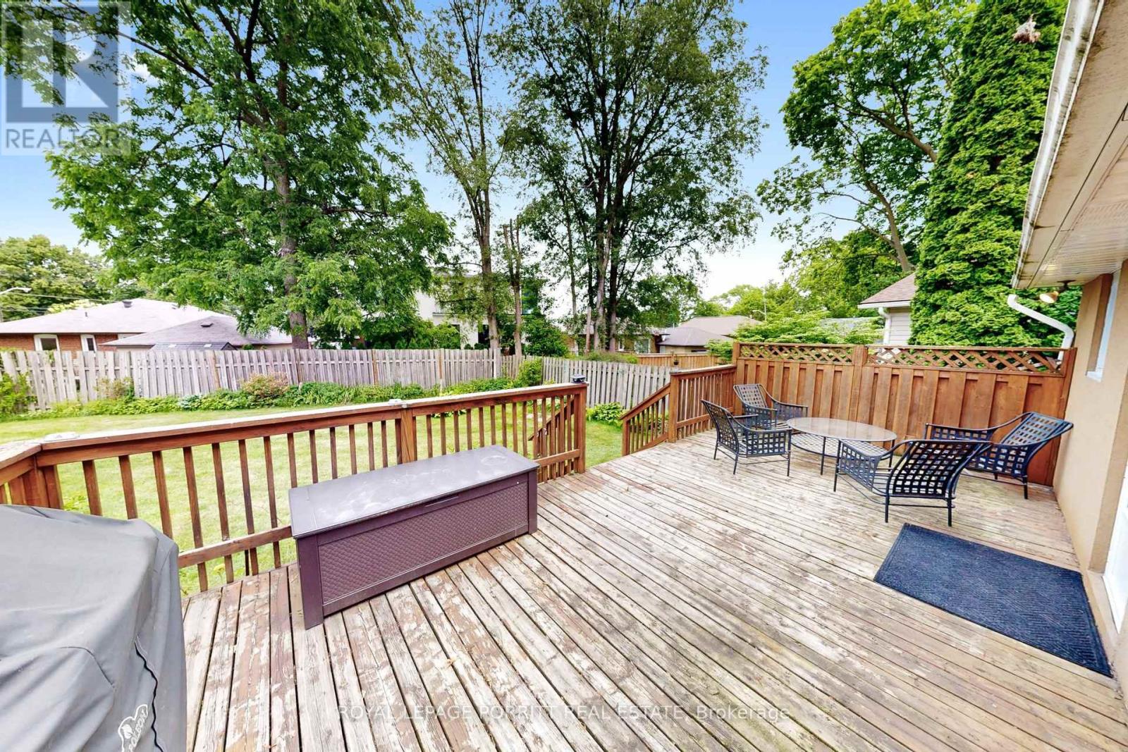 14 Heslop Drive, Toronto (alderwood), Ontario