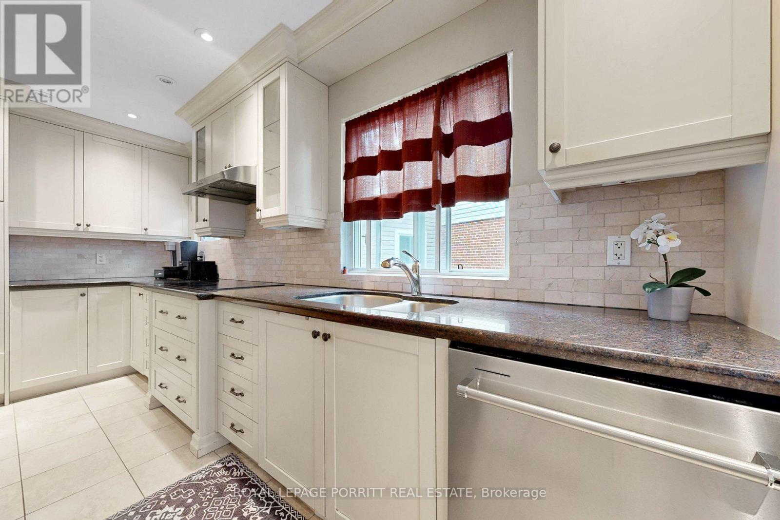 14 Heslop Drive, Toronto (alderwood), Ontario