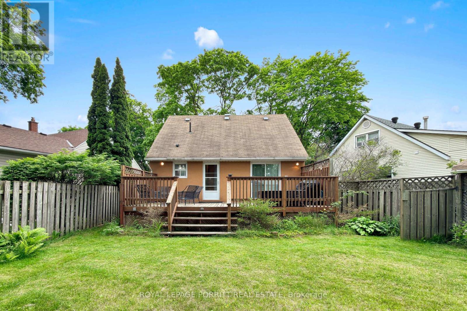14 Heslop Drive, Toronto (alderwood), Ontario