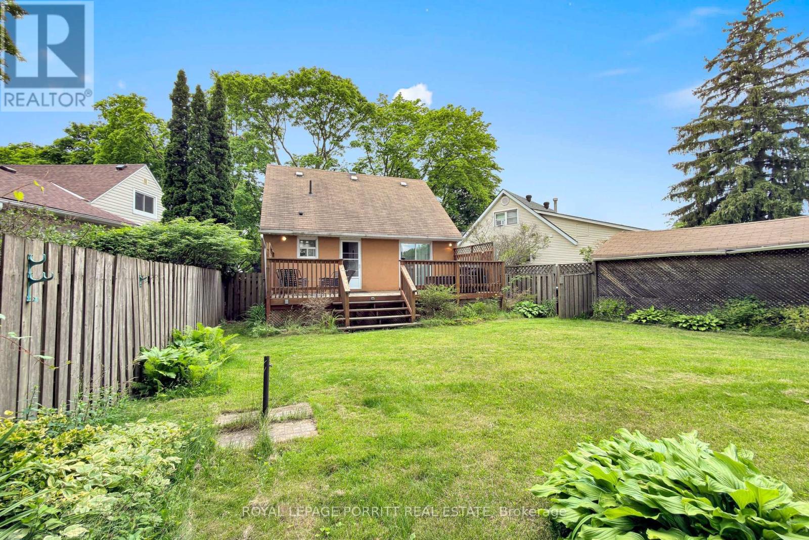 14 Heslop Drive, Toronto (alderwood), Ontario