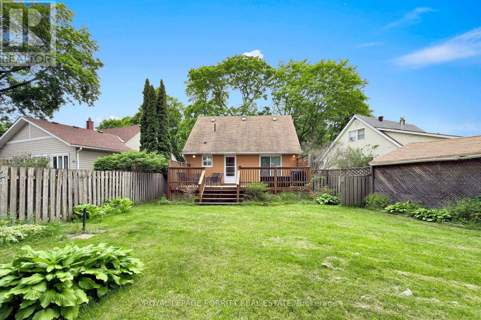 14 Heslop Drive, Toronto (alderwood), Ontario