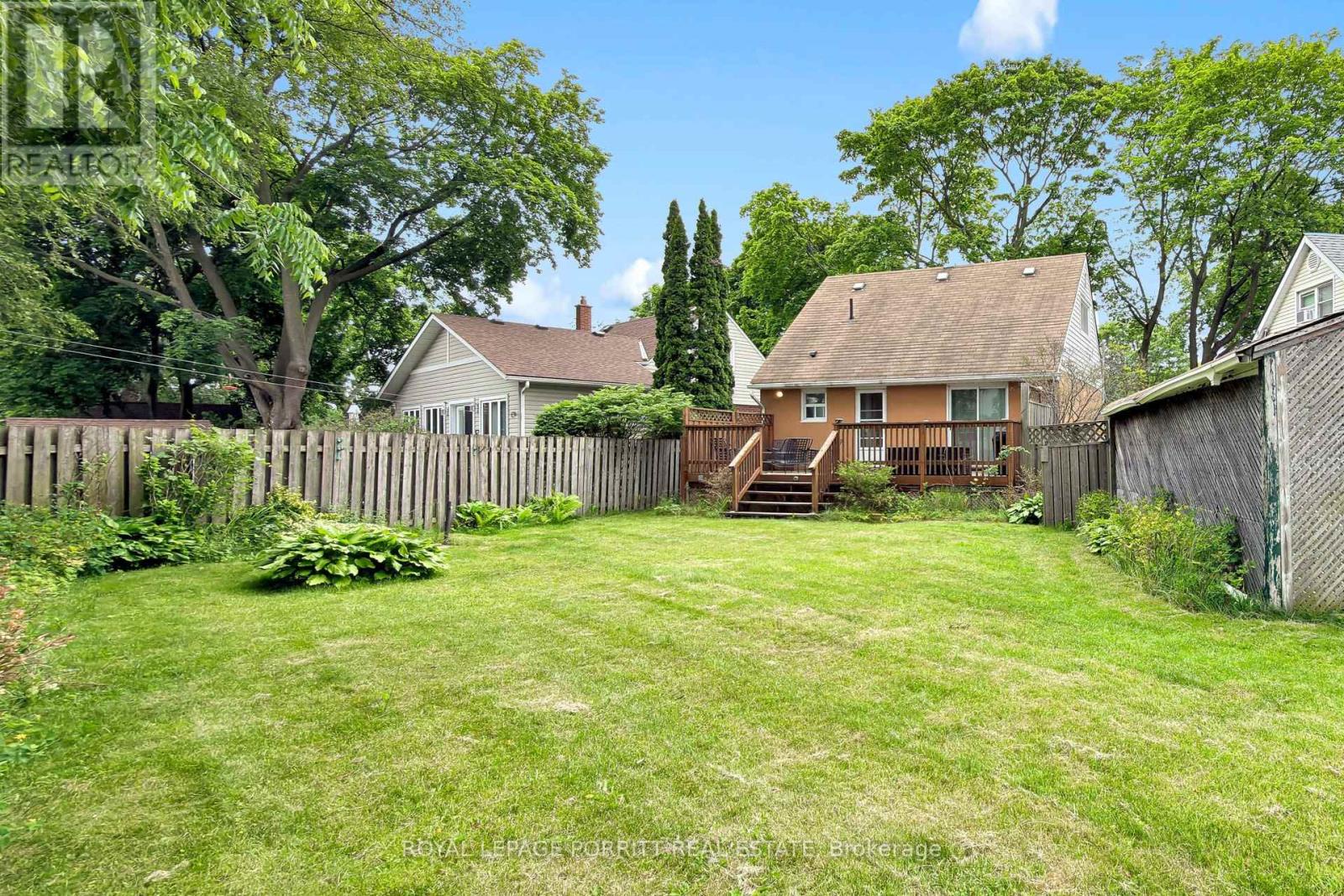 14 Heslop Drive, Toronto (alderwood), Ontario