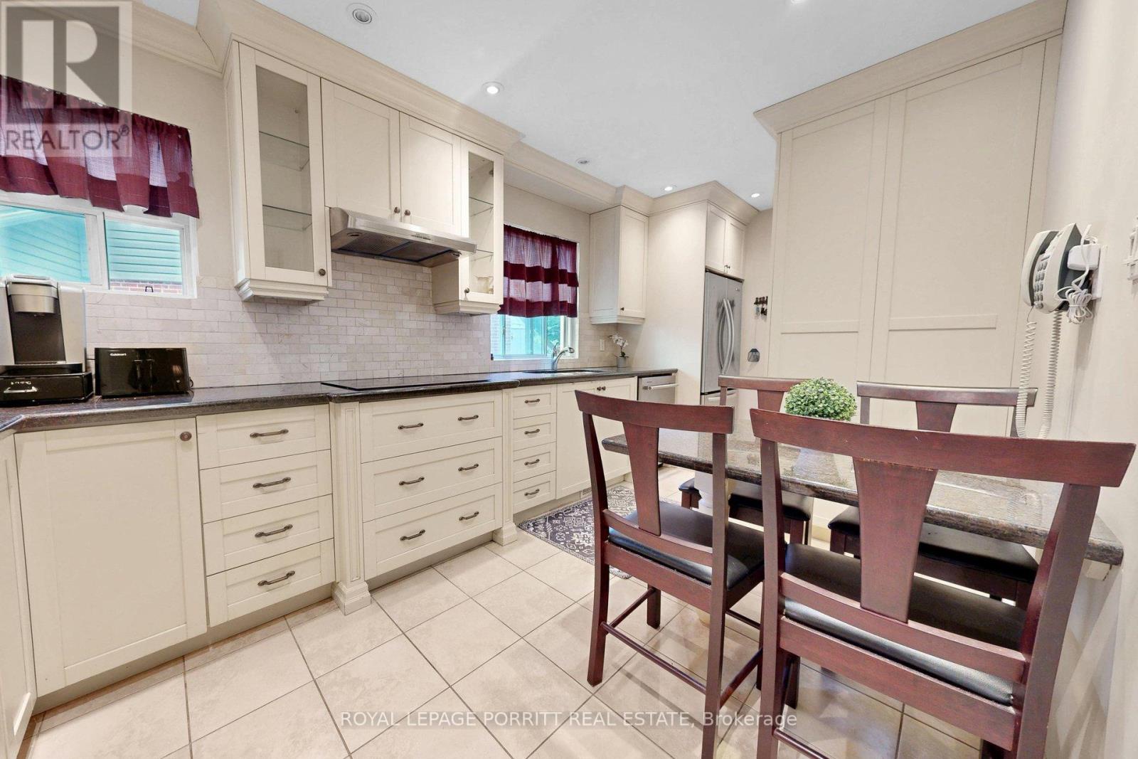 14 Heslop Drive, Toronto (alderwood), Ontario