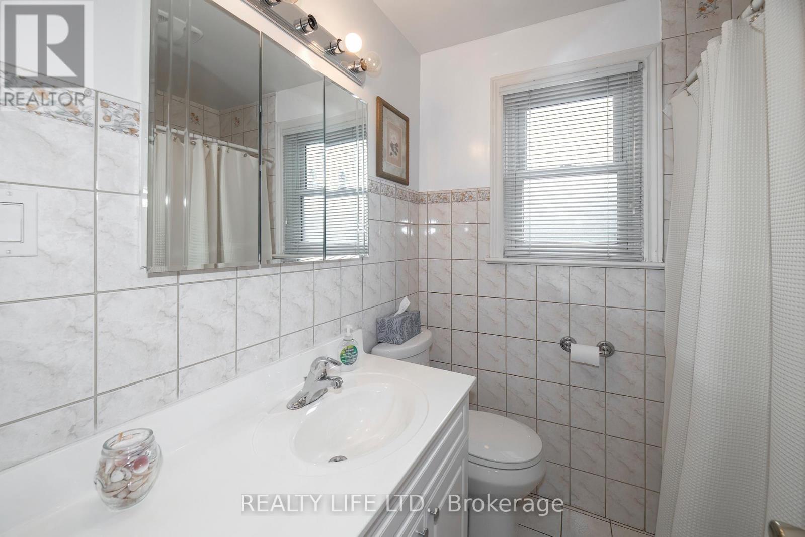 24 Battersea Crescent, Toronto (maple Leaf), Ontario