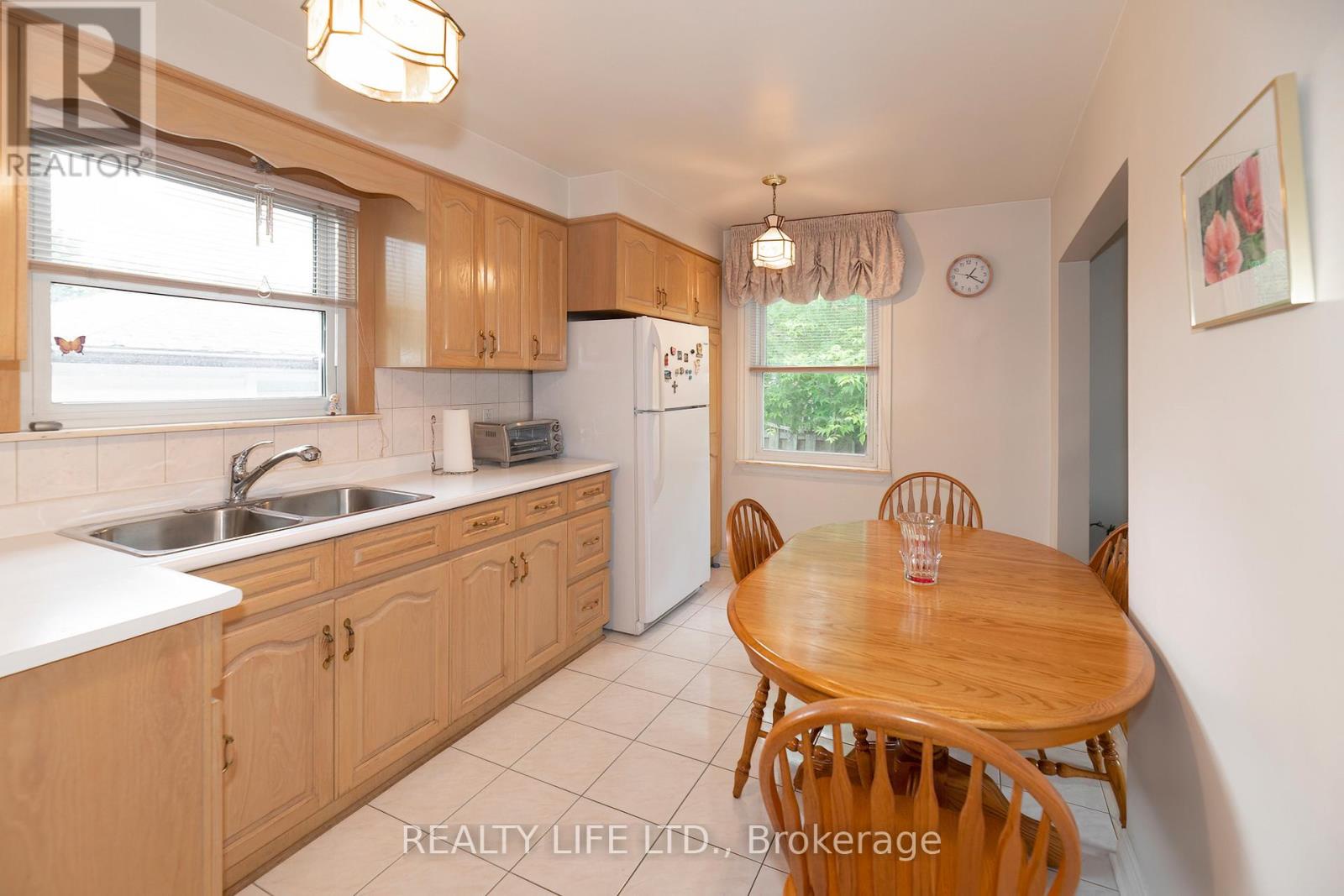 24 Battersea Crescent, Toronto (maple Leaf), Ontario