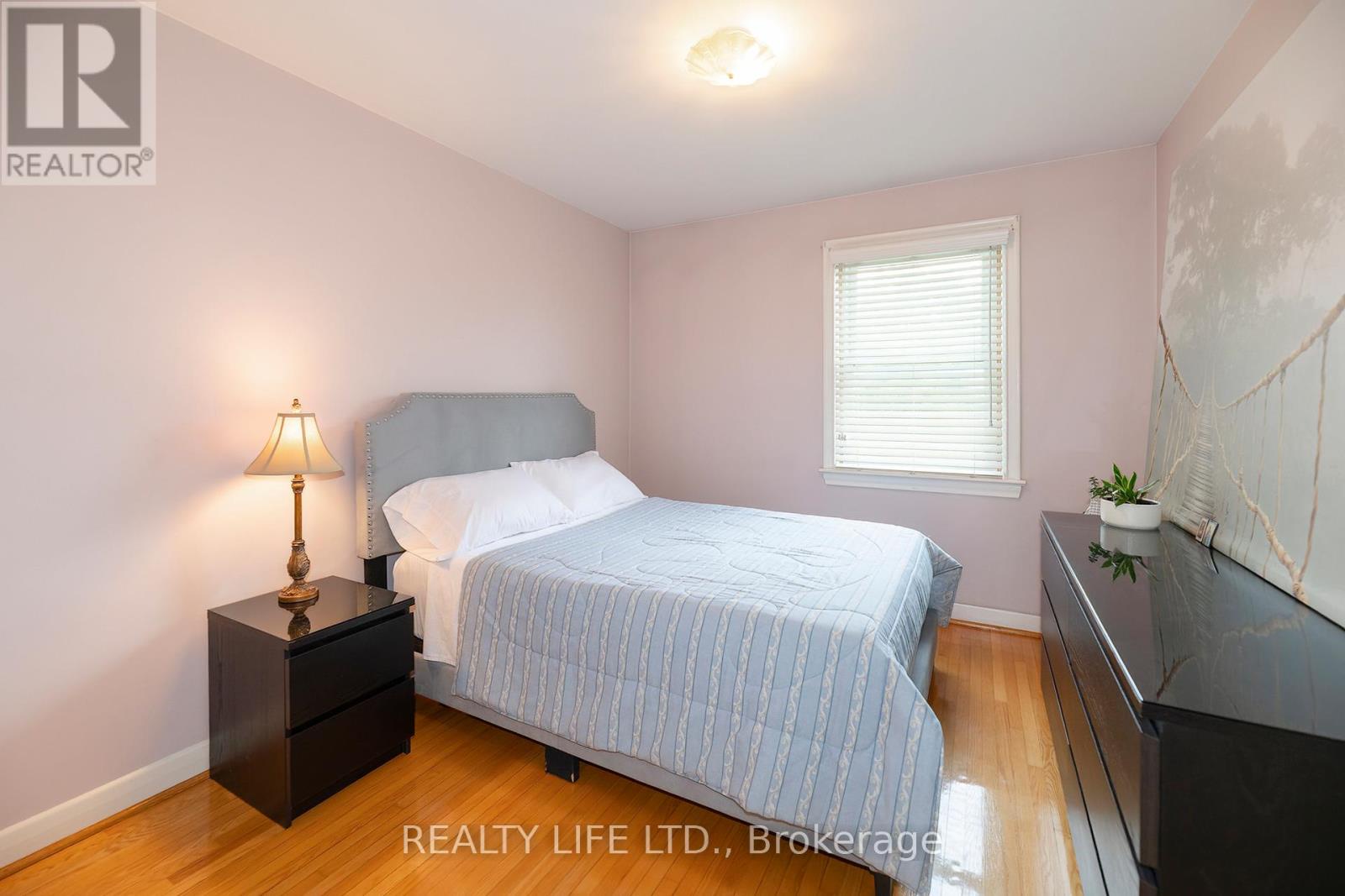 24 Battersea Crescent, Toronto (maple Leaf), Ontario